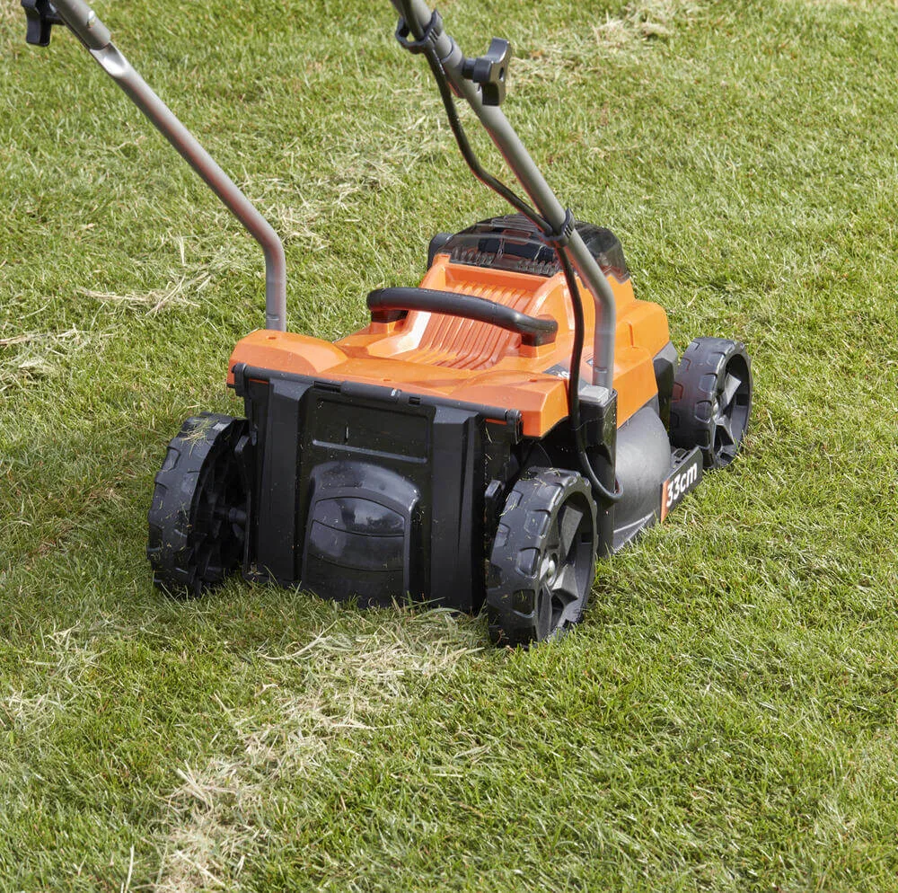 Газонокосарка акумуляторна Black&Decker BCMW3318L2