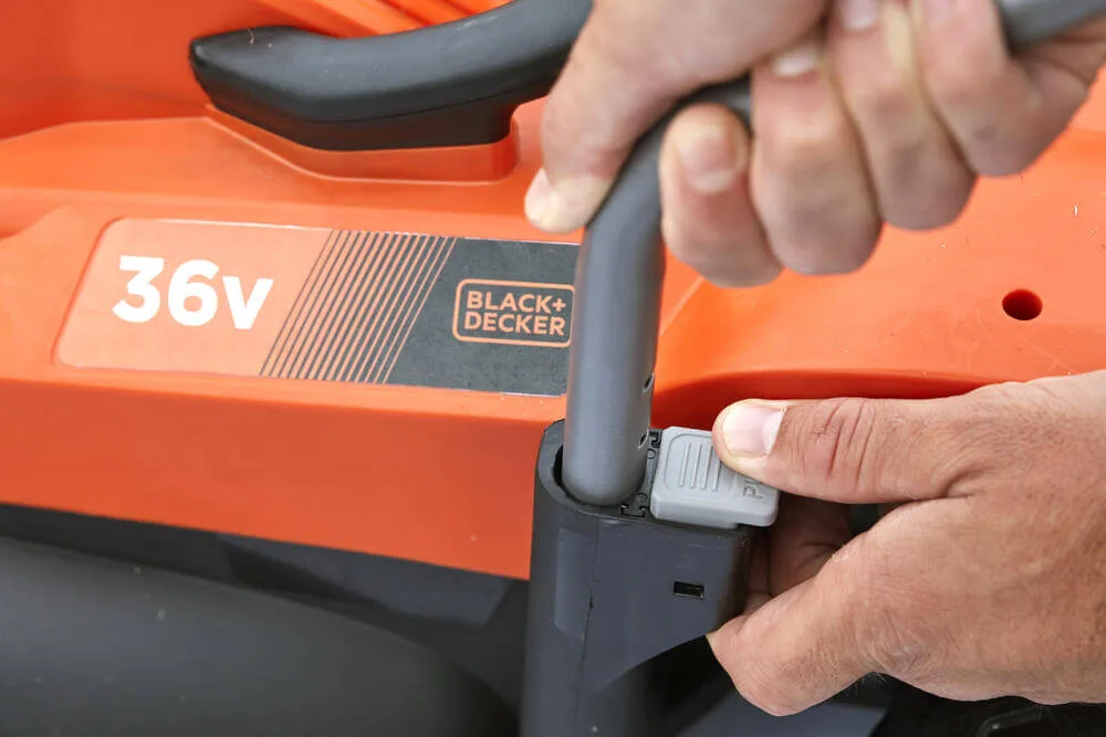 Газонокосарка акумуляторна Black&Decker BCMW3336L1