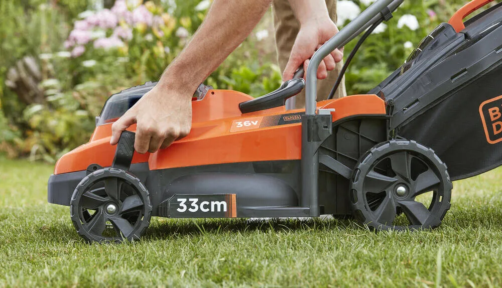 Газонокосарка акумуляторна Black&Decker BCMW3336L2