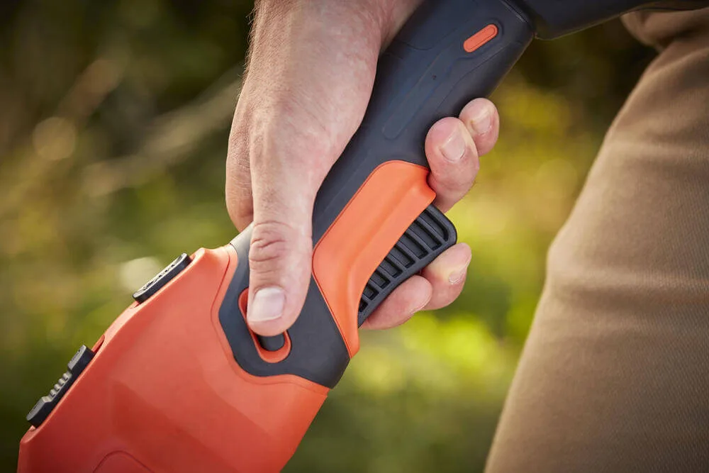 Тример акумуляторний Black&Decker BCSTE 636L1