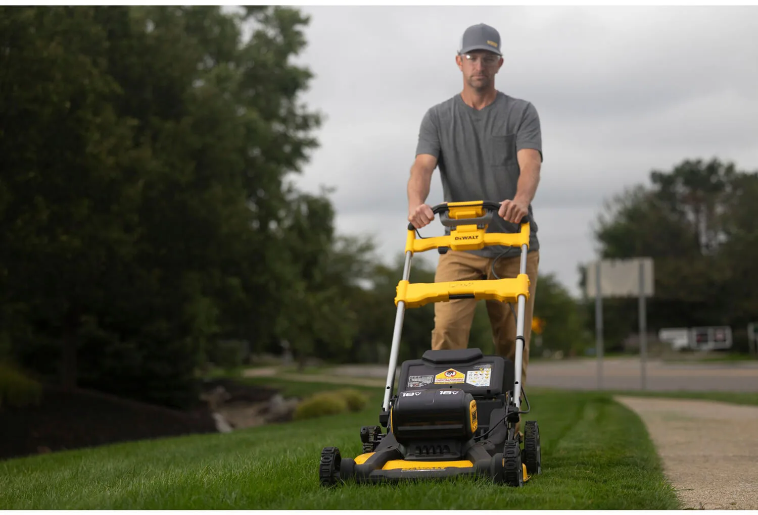 Аккумуляторная самоходная бесщеточная газонокосилка DeWALT DCMWSP156N