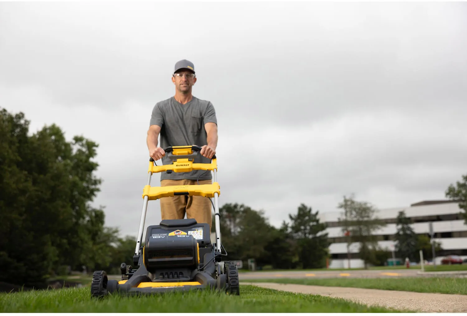 Аккумуляторная самоходная бесщеточная газонокосилка DeWALT DCMWSP156N