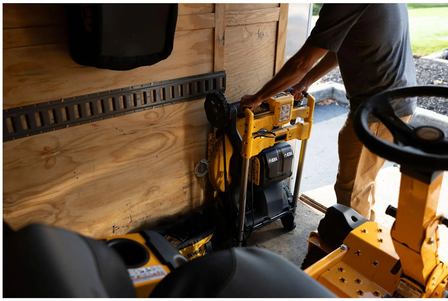 Аккумуляторная самоходная бесщеточная газонокосилка DeWALT DCMWSP156N