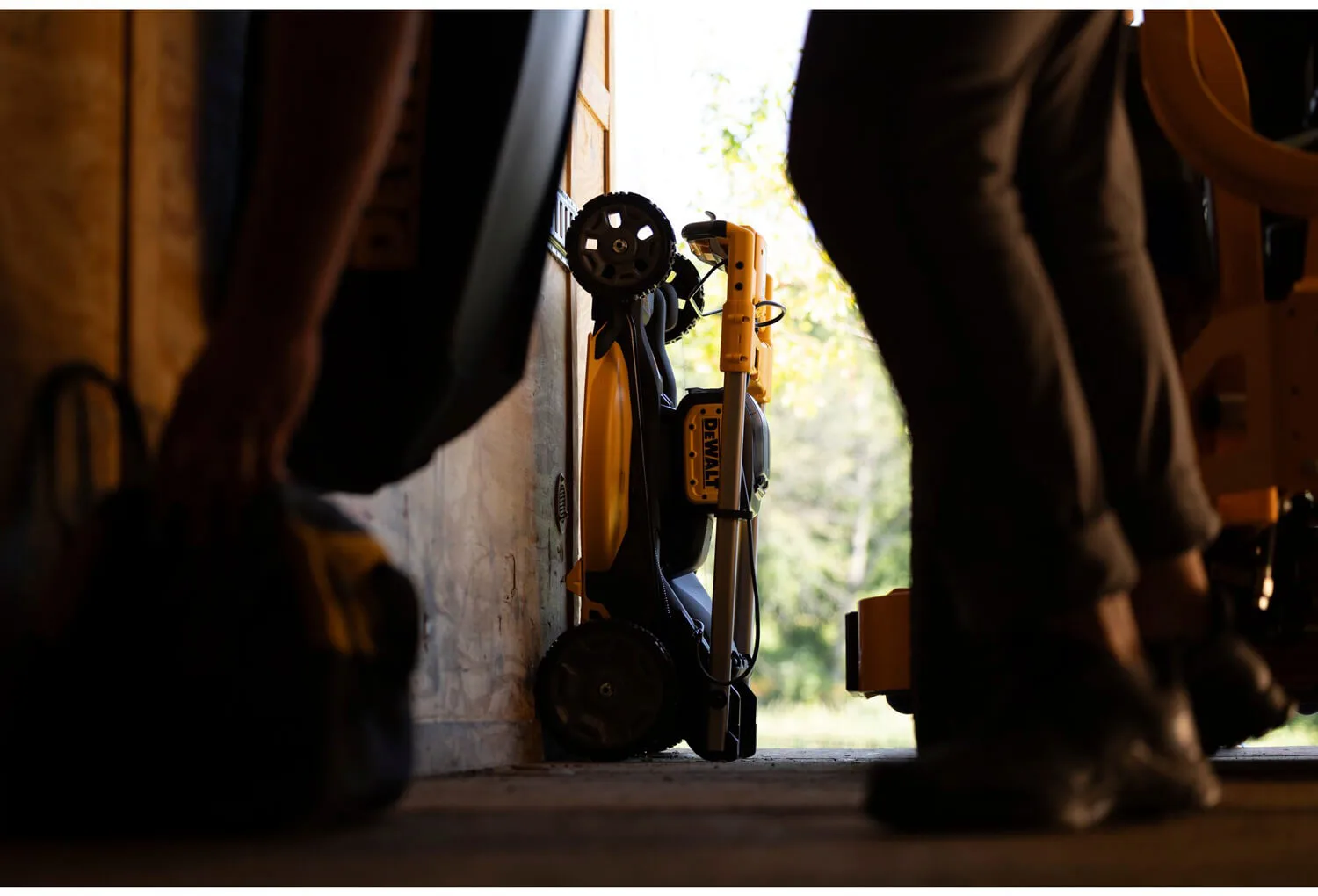 Аккумуляторная самоходная бесщеточная газонокосилка DeWALT DCMWSP156N