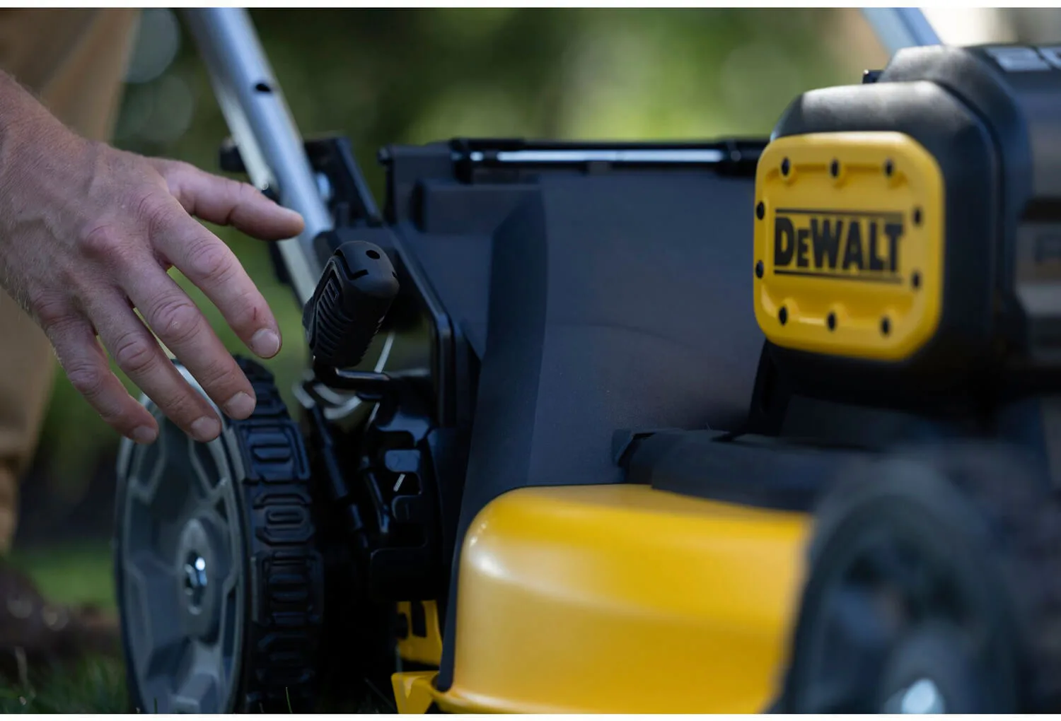 Аккумуляторная самоходная бесщеточная газонокосилка DeWALT DCMWSP156N