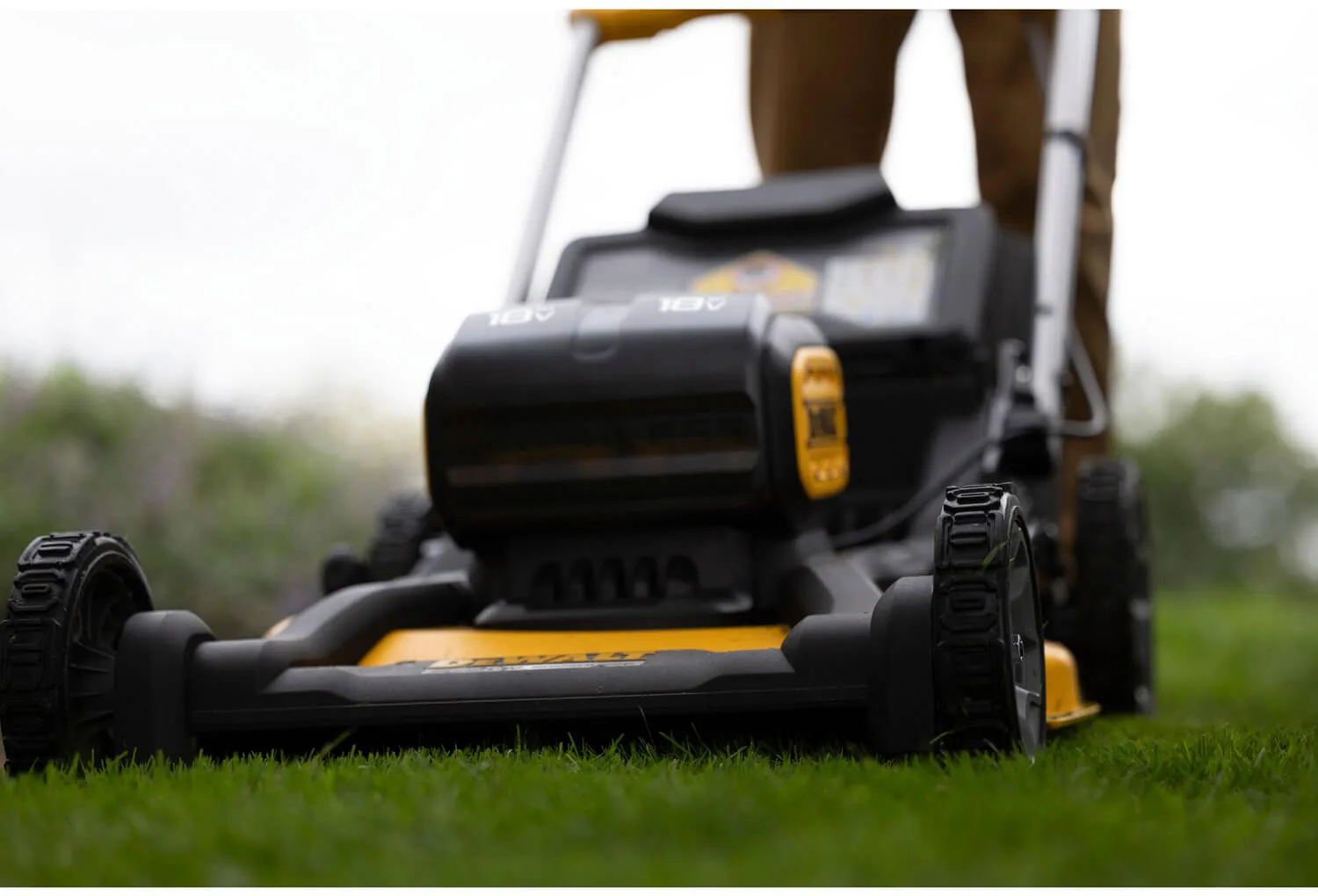 Аккумуляторная самоходная бесщеточная газонокосилка DeWALT DCMWSP156N