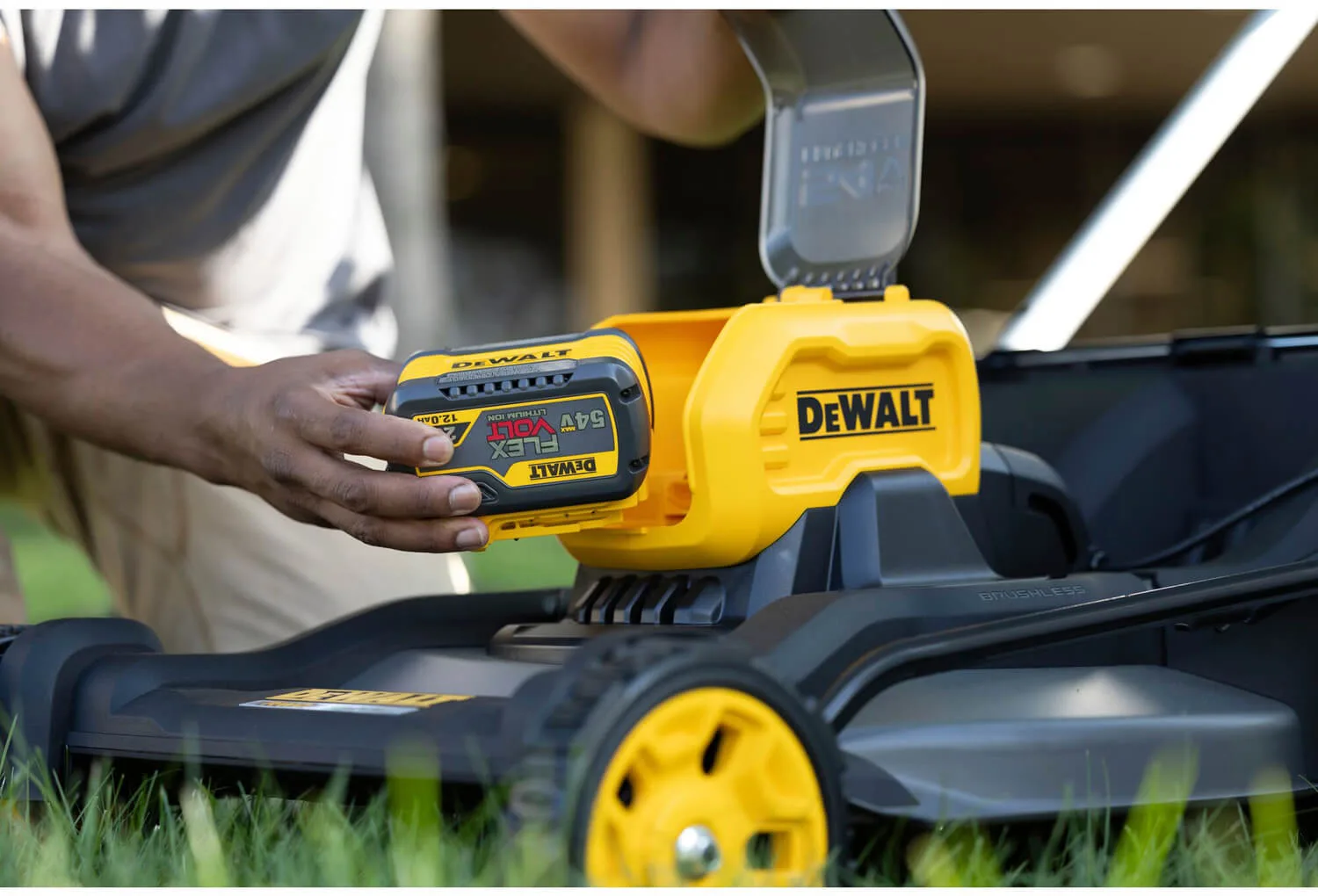 Аккумуляторная самоходная бесщеточная газонокосилка DeWALT DCMWSP550N