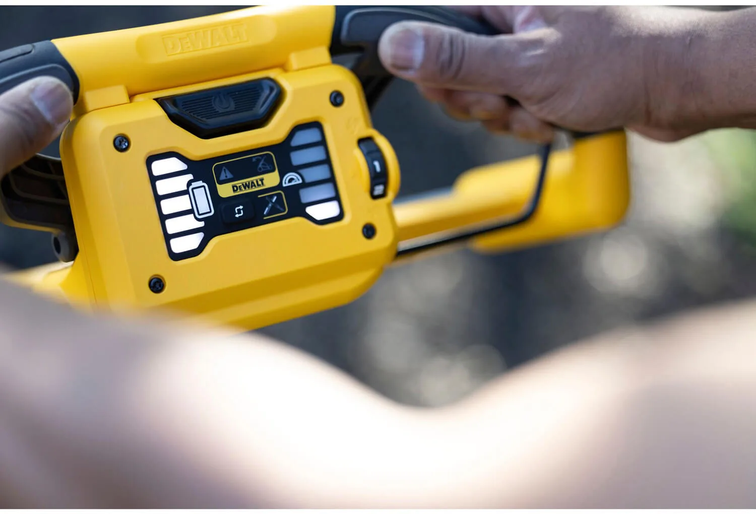 Аккумуляторная самоходная бесщеточная газонокосилка DeWALT DCMWSP550N