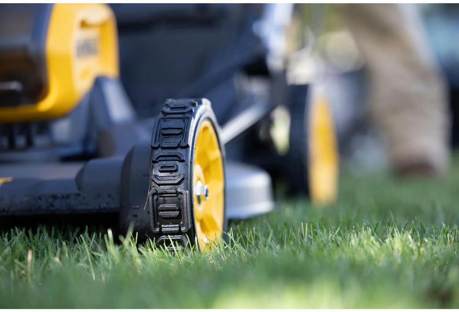 Аккумуляторная самоходная бесщеточная газонокосилка DeWALT DCMWSP550N