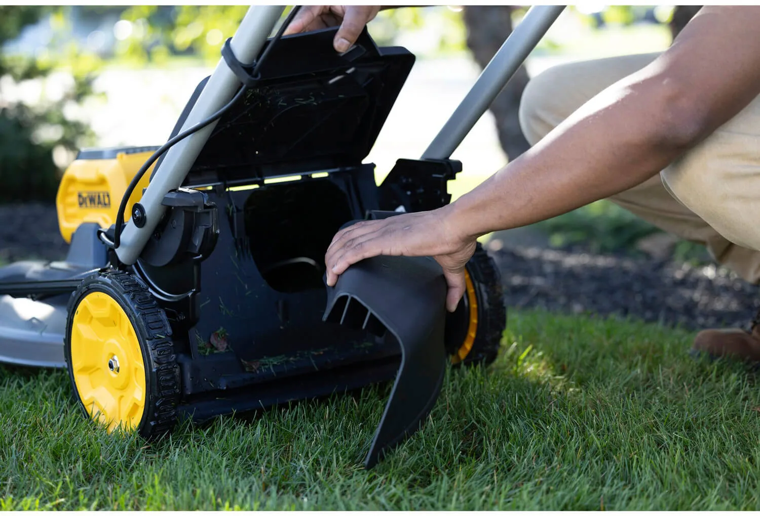 Аккумуляторная самоходная бесщеточная газонокосилка DeWALT DCMWSP550N