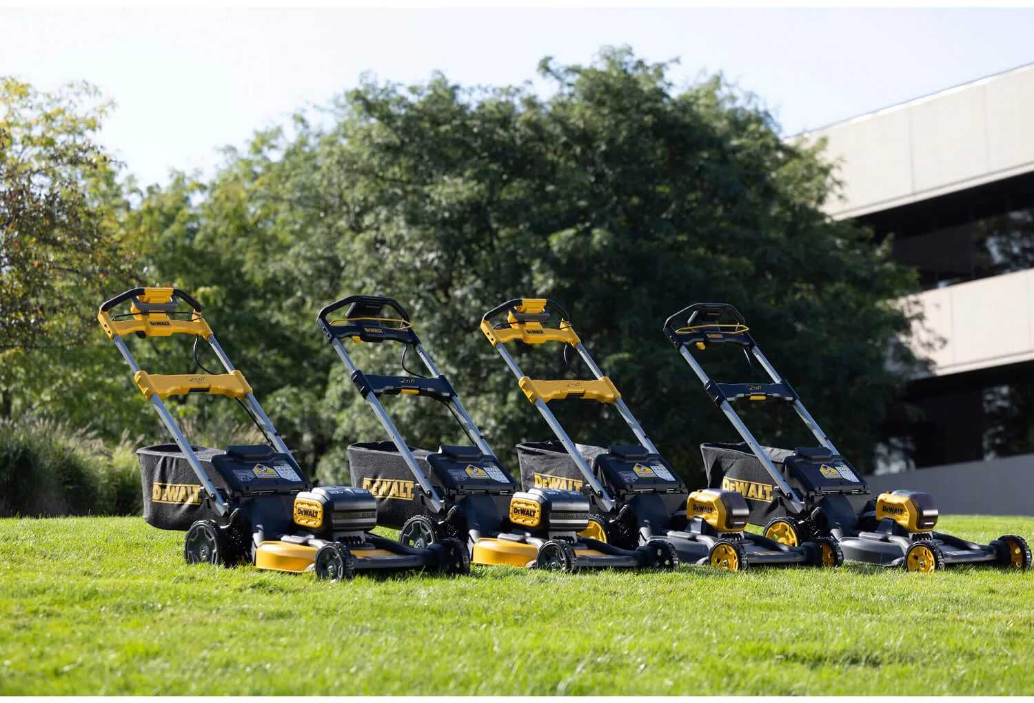 Аккумуляторная самоходная бесщеточная газонокосилка DeWALT DCMWSP550N