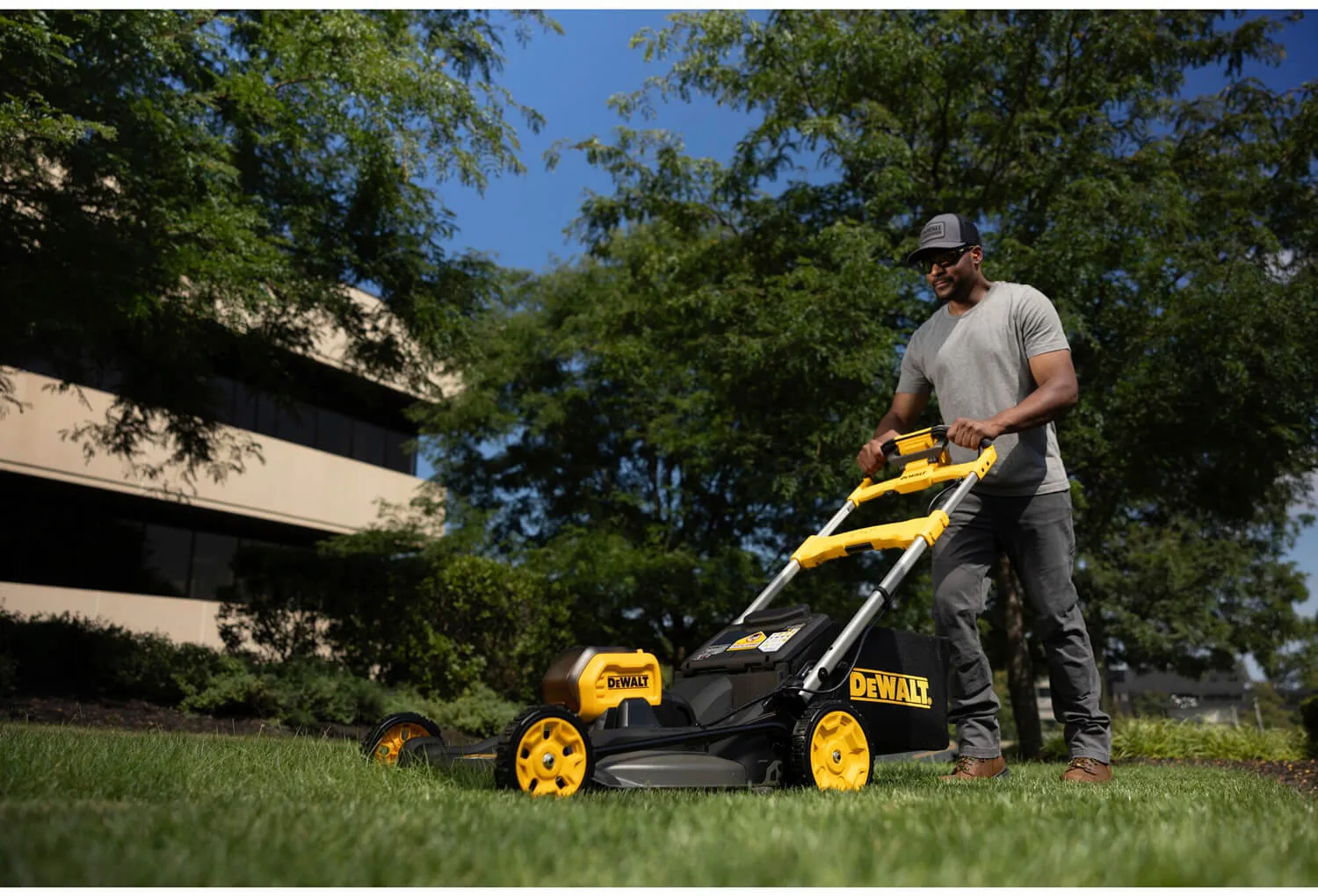 Аккумуляторная самоходная бесщеточная газонокосилка DeWALT DCMWSP550N