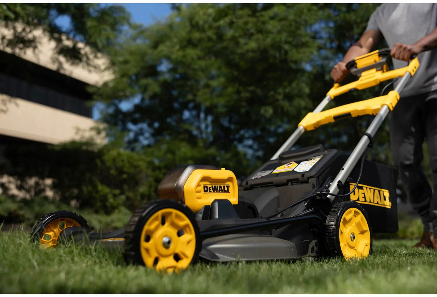 Аккумуляторная самоходная бесщеточная газонокосилка DeWALT DCMWSP550N