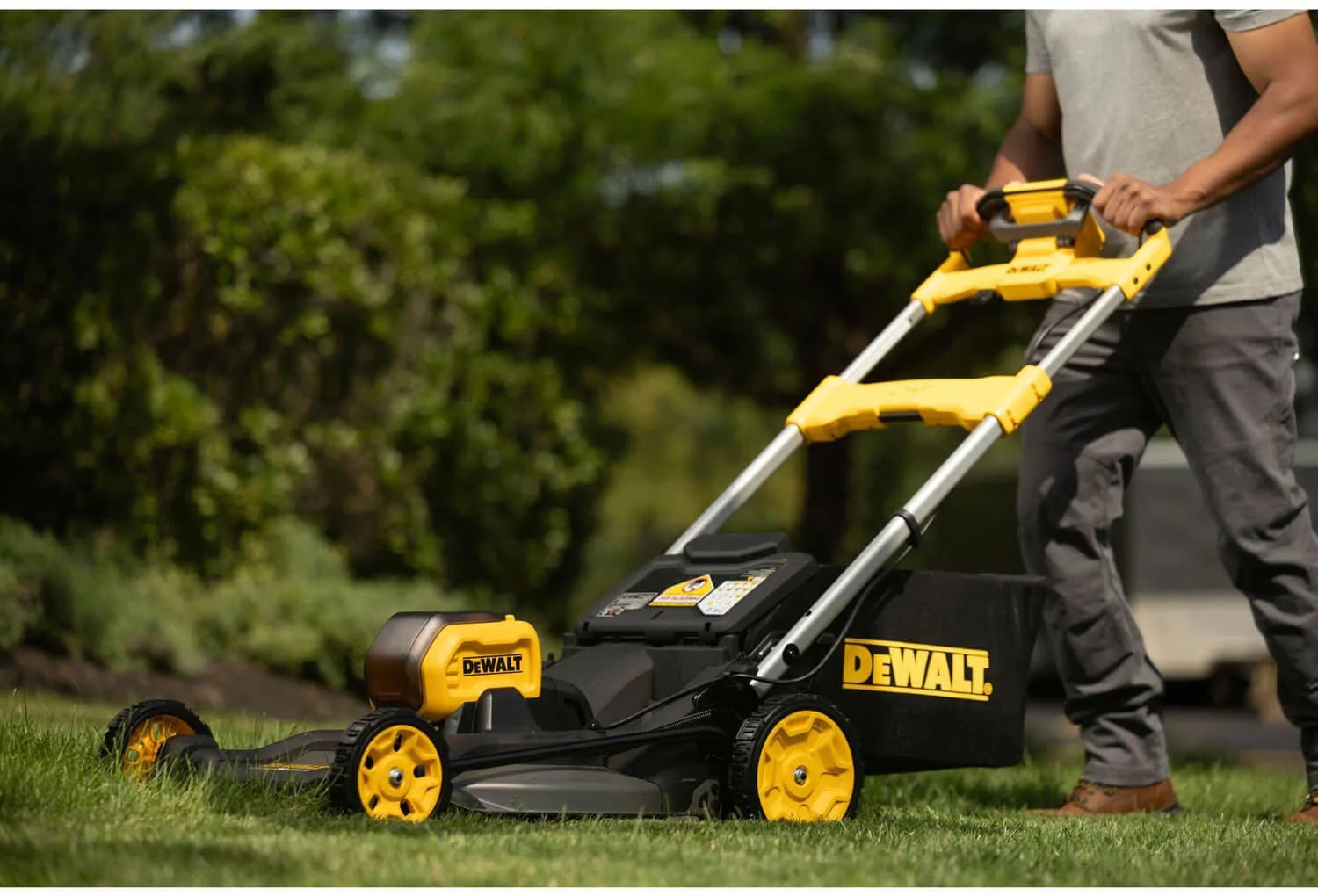 Аккумуляторная самоходная бесщеточная газонокосилка DeWALT DCMWSP550N