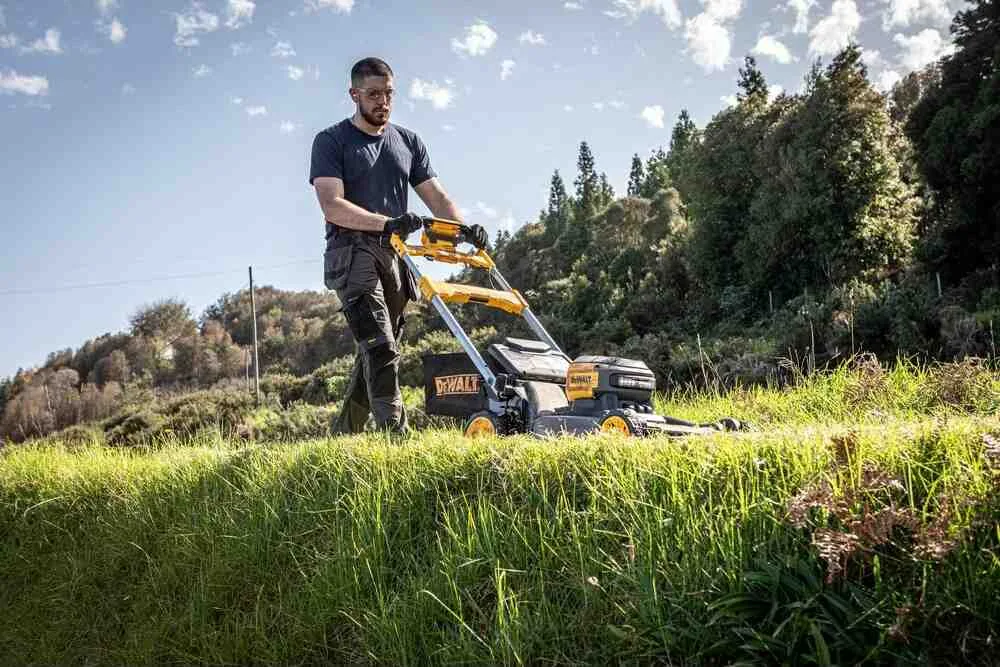 Аккумуляторная самоходная бесщеточная газонокосилка DeWALT DCMWSP660N