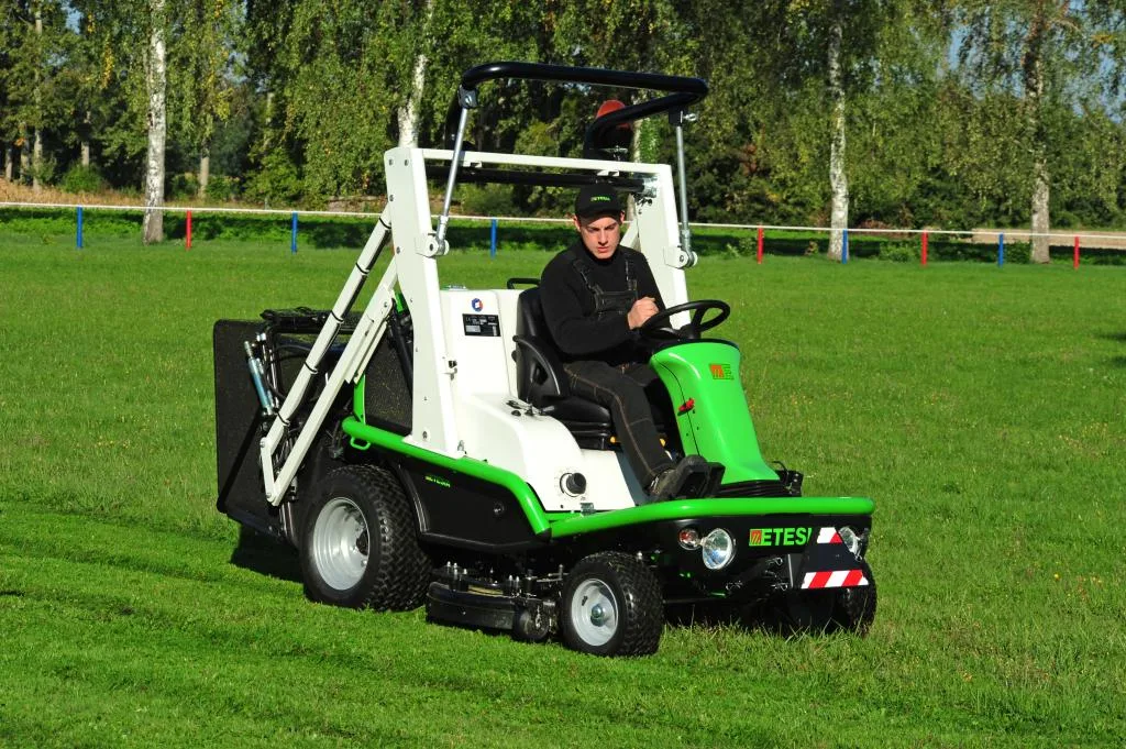 Садовый трактор Etesia Hydro 124DL