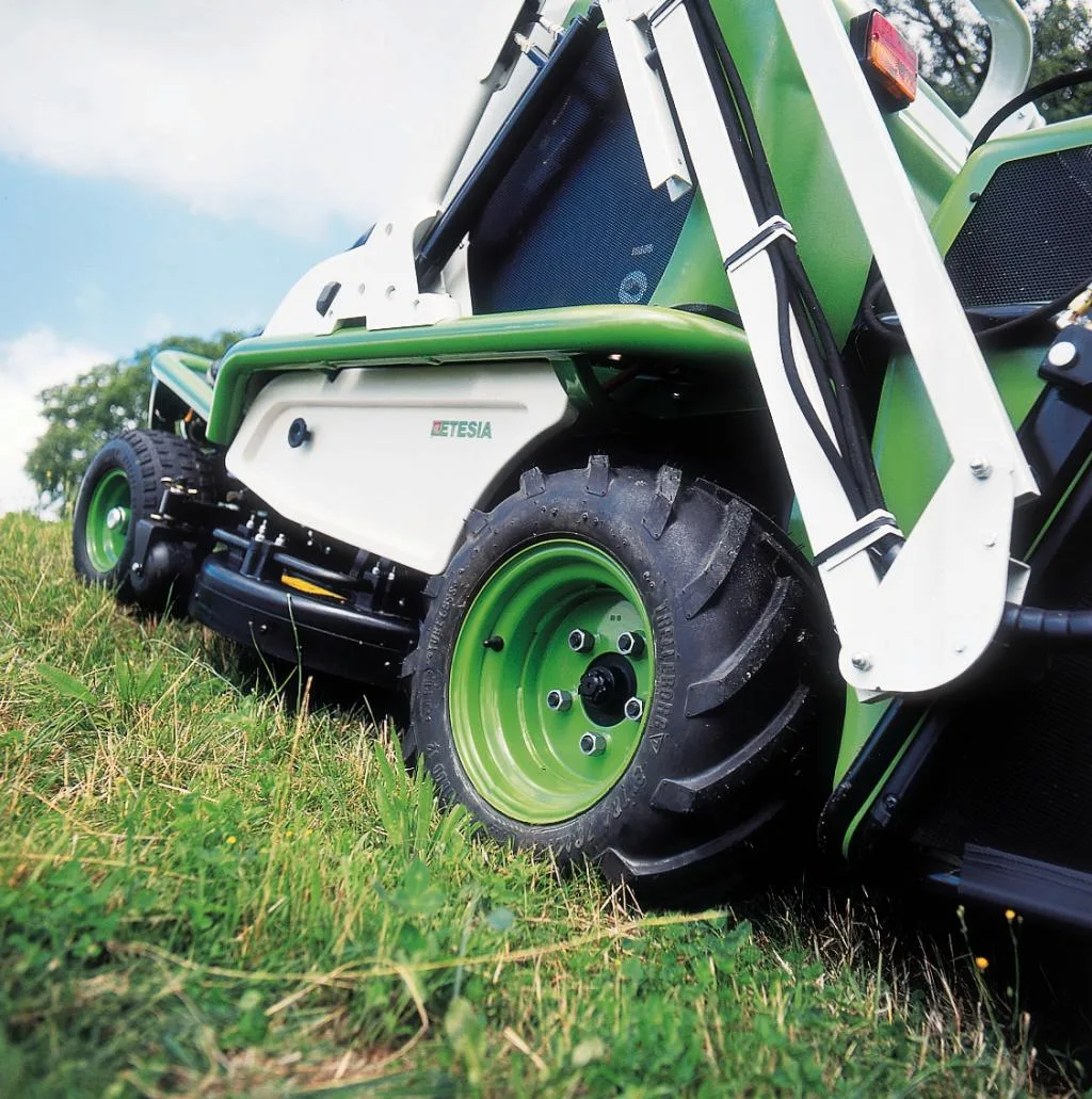 Садовый трактор Etesia Hydro 124DN