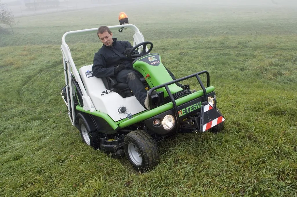 Садовый трактор Etesia Hydro 124DX