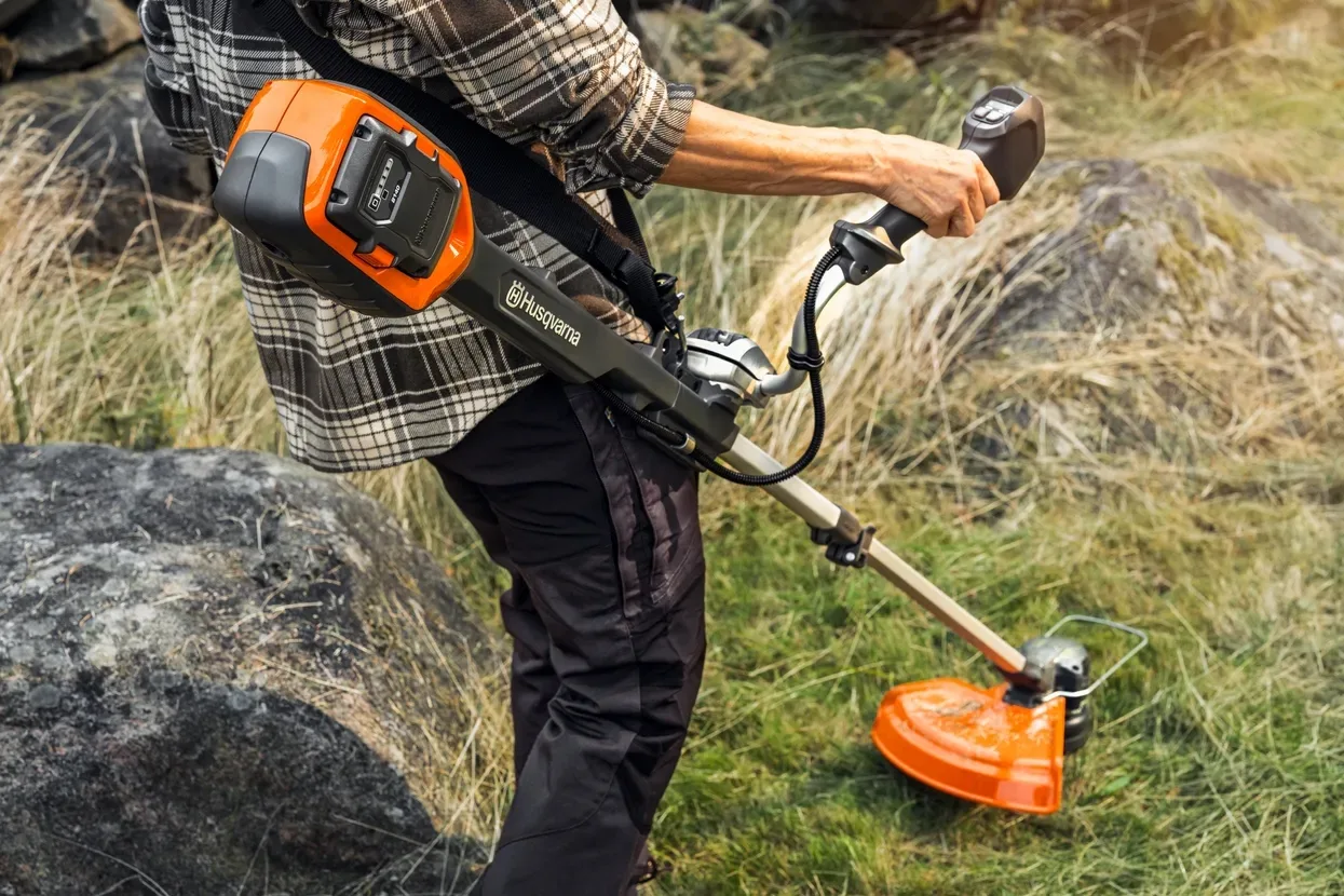 Травокосарка Husqvarna 220iR KIT (АКБ+ЗП)