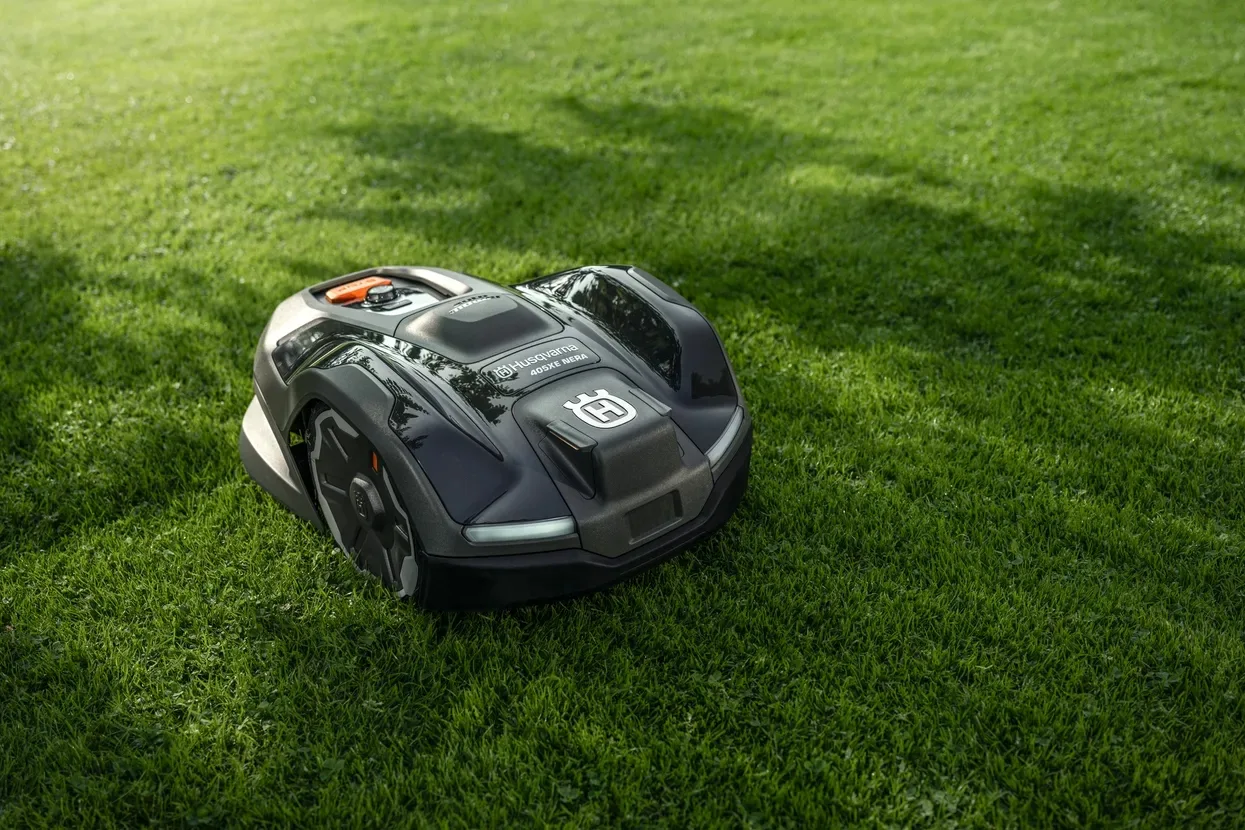 Косилка Husqvarna Automower® 405XE NERA с беспроводной технологией
