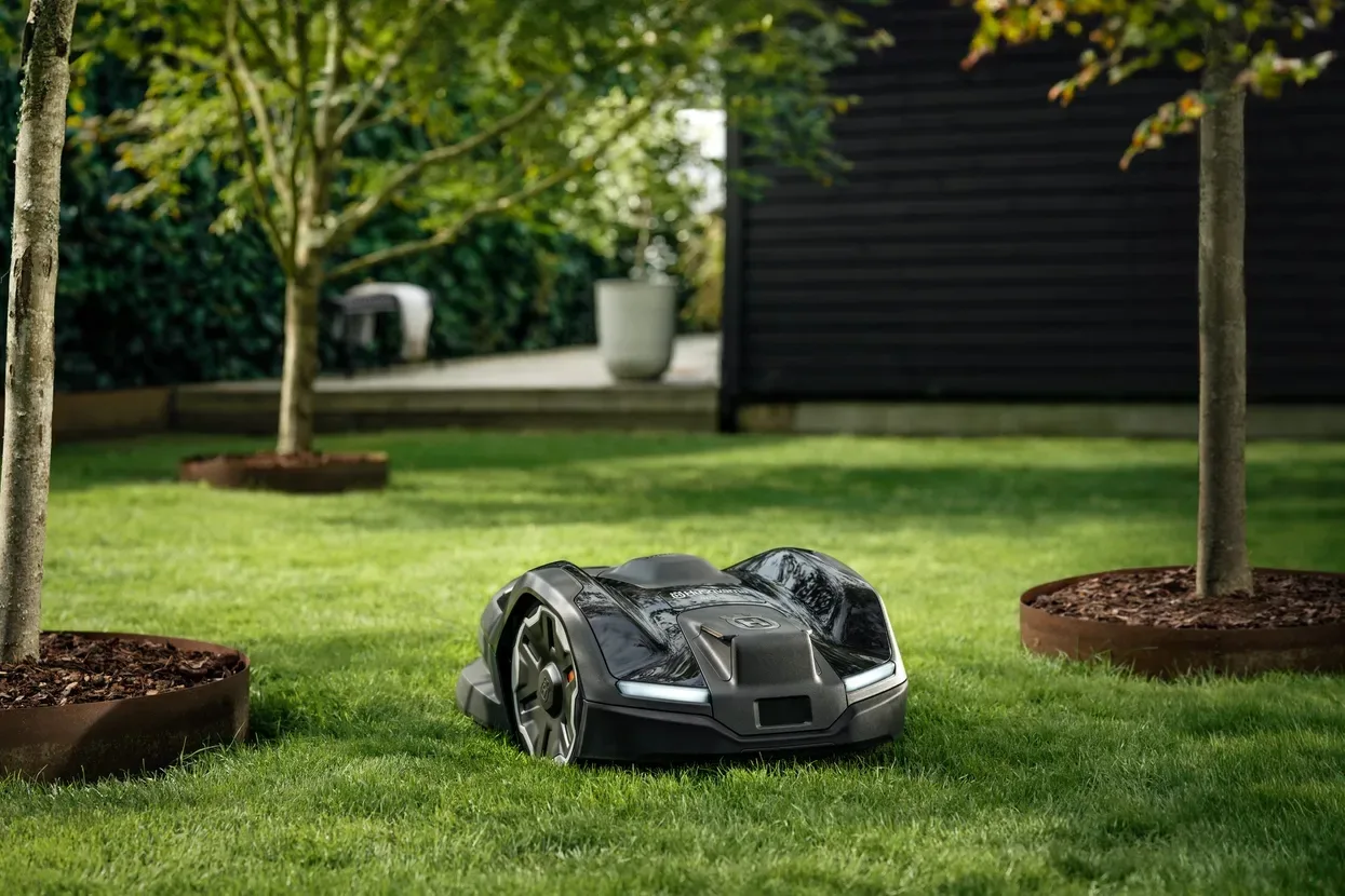 Косилка Husqvarna Automower® 405XE NERA с беспроводной технологией