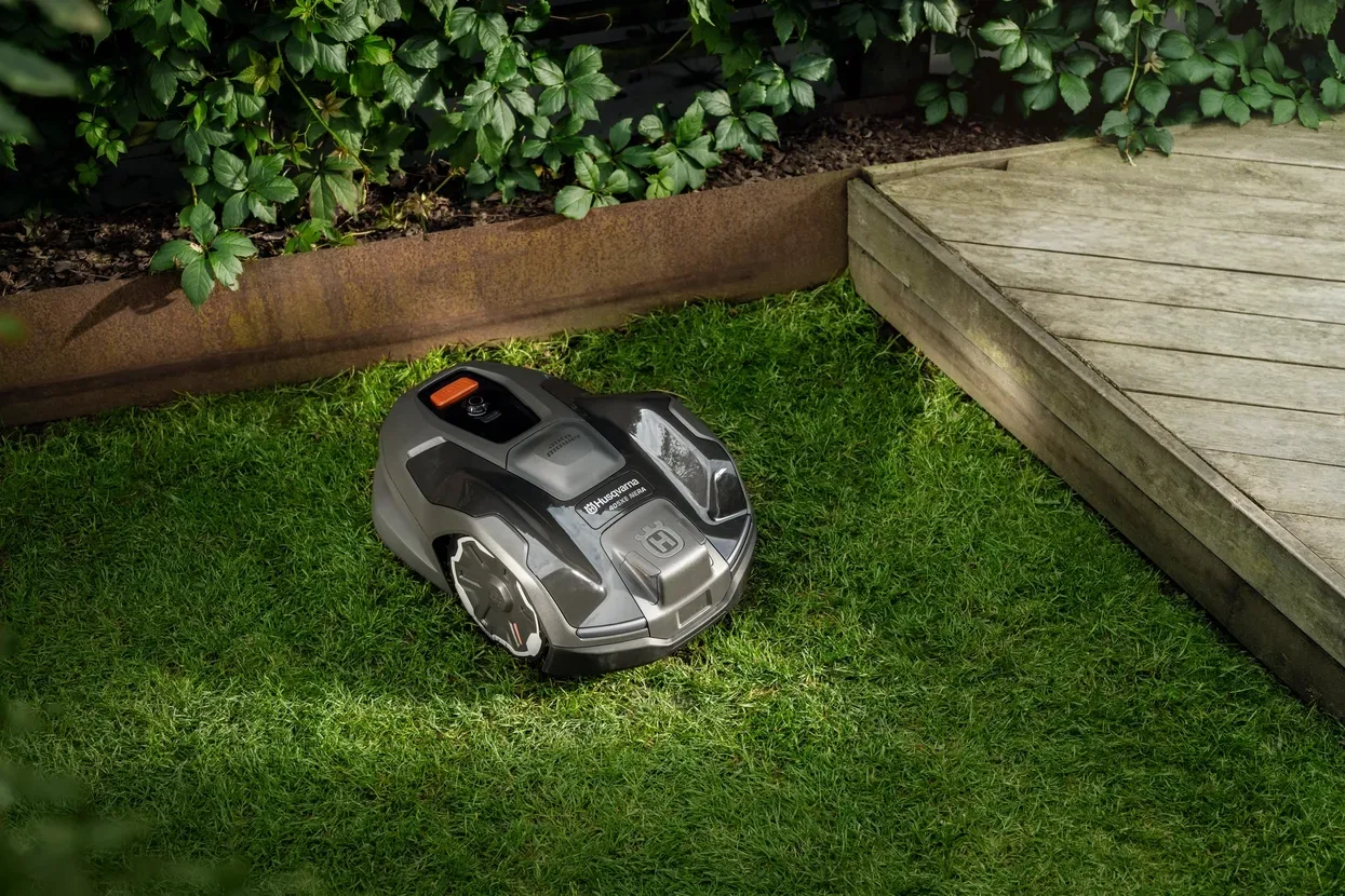 Косилка Husqvarna Automower® 405XE NERA с беспроводной технологией