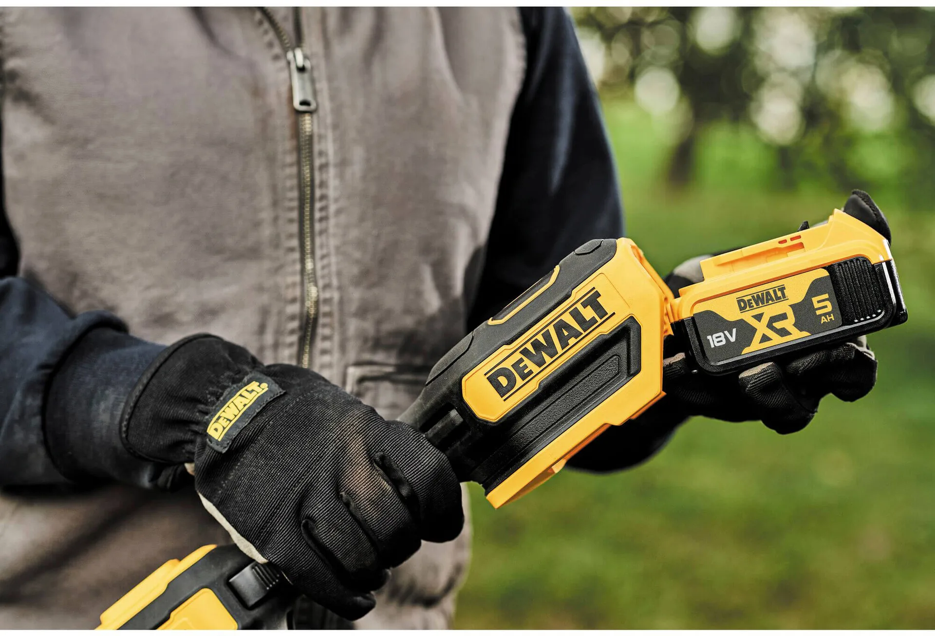 Аккумуляторная бесщеточная коса DeWALT DCMST561P1