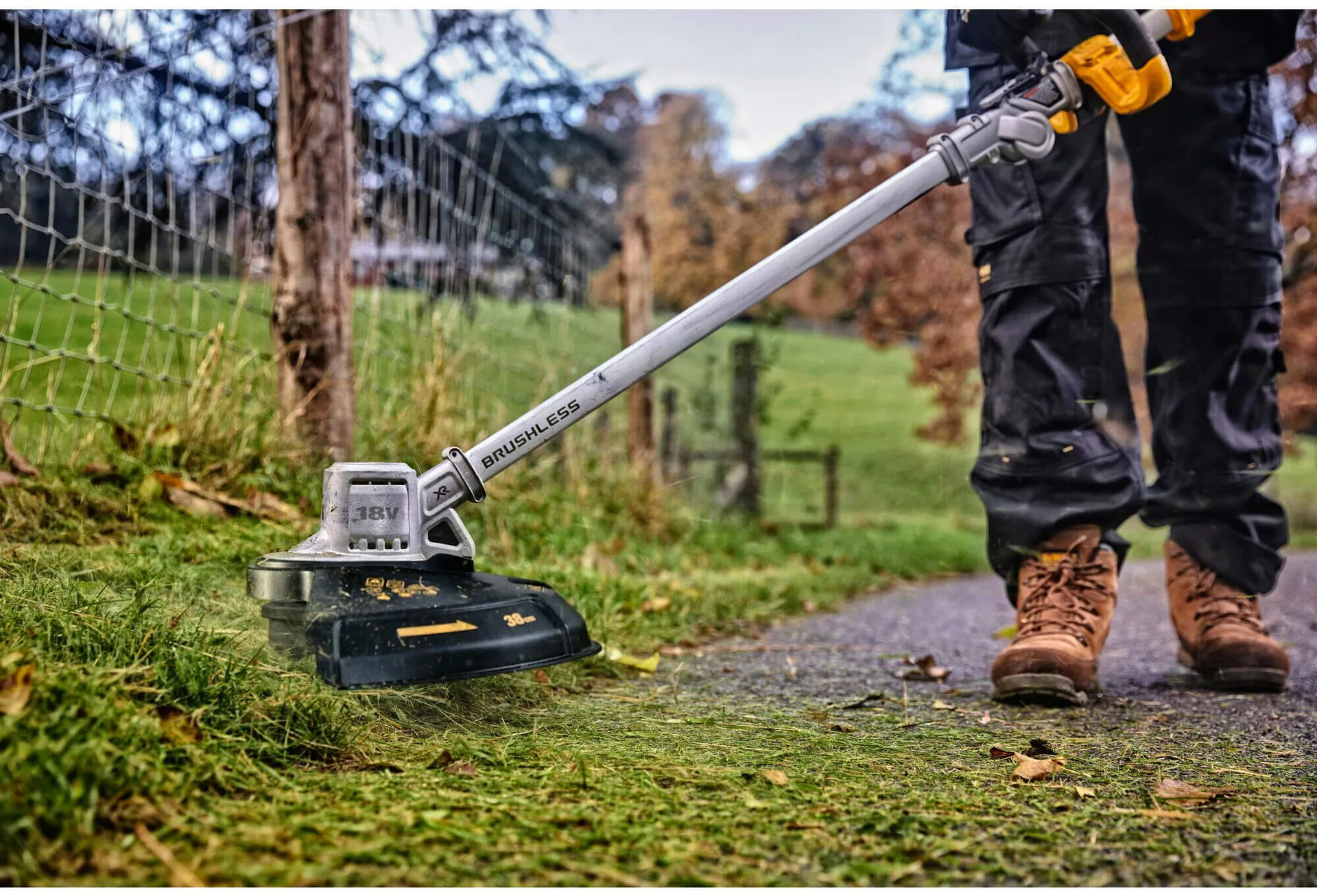 Аккумуляторная бесщеточная коса DeWALT DCMST561P1