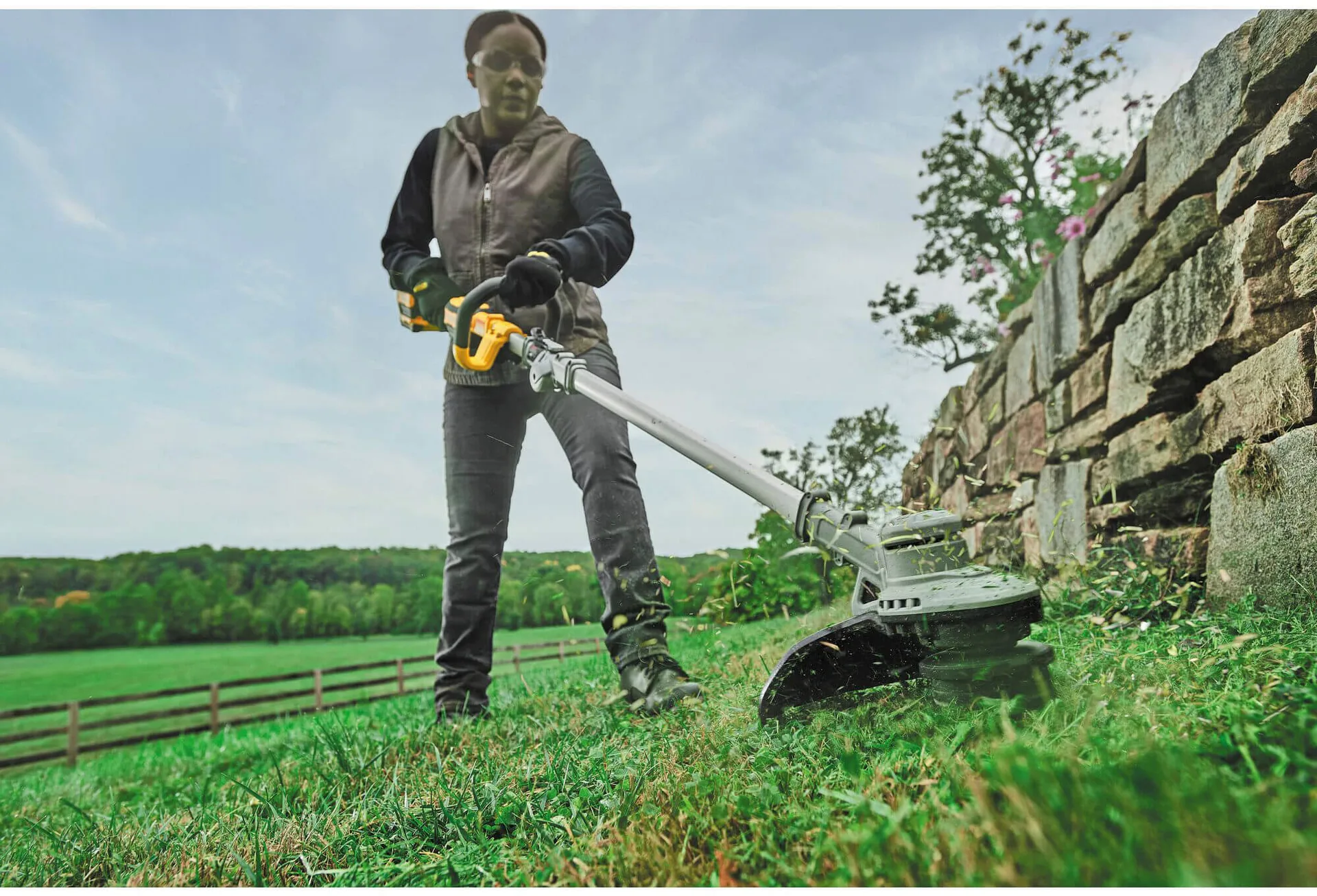 Аккумуляторная бесщеточная коса DeWALT DCMST561P1