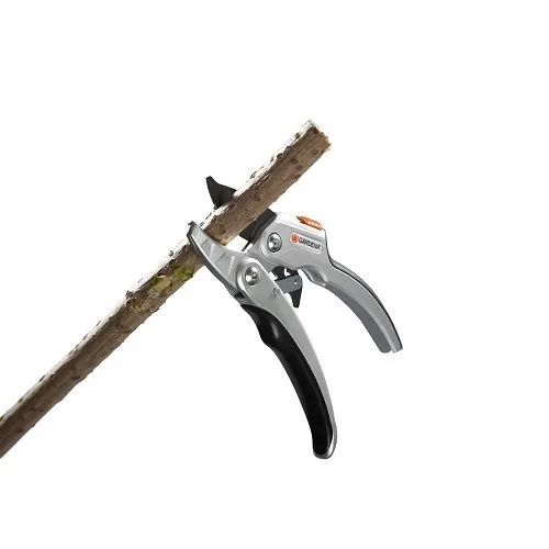 Секатор Gardena SmartCut із храповим механізмом