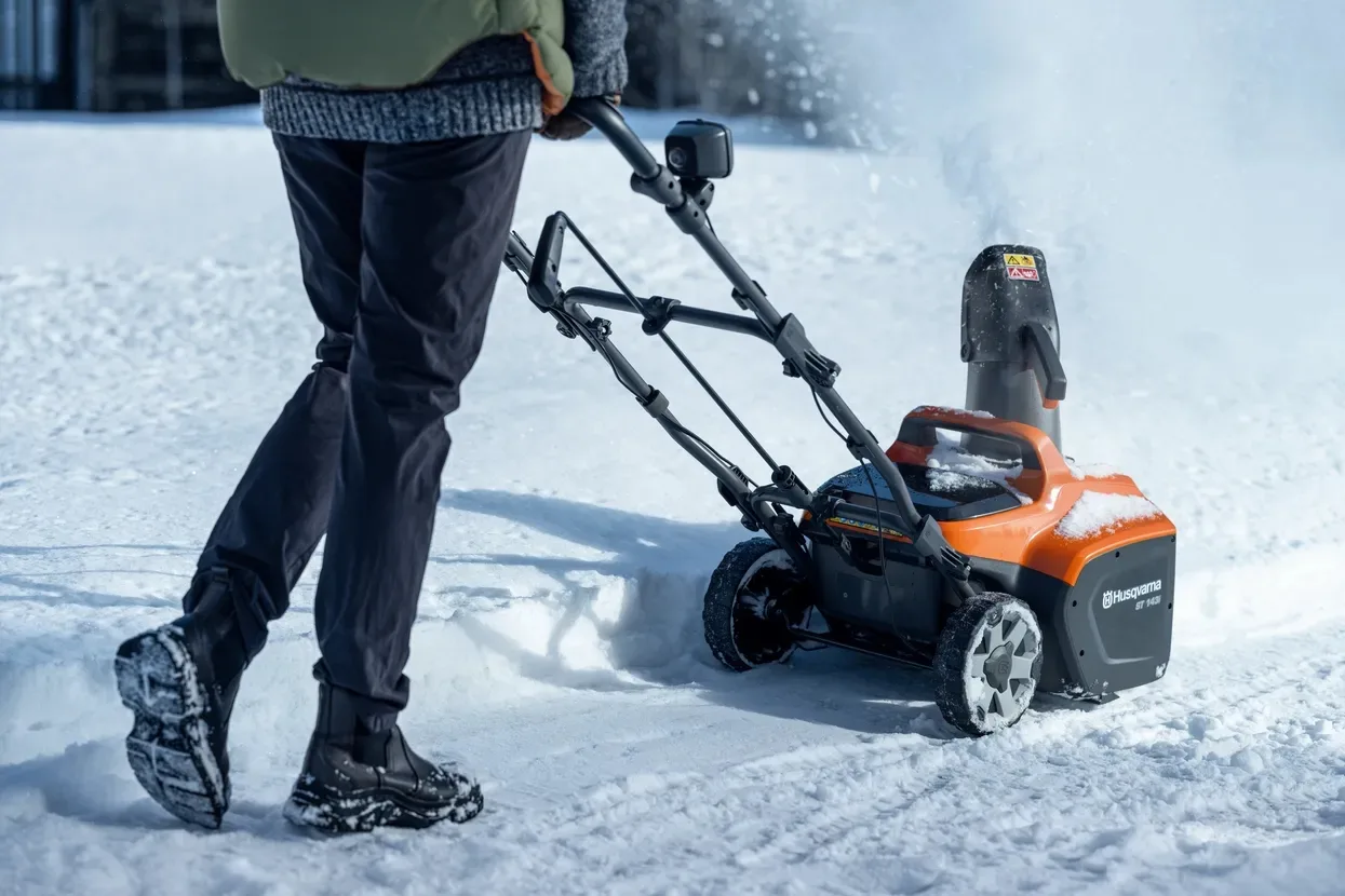 Снігоочисник Husqvarna ST 143i