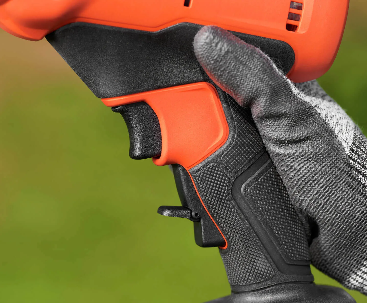 Аккумуляторные садовые ножницы BLACK+DECKER BCPP18B.
