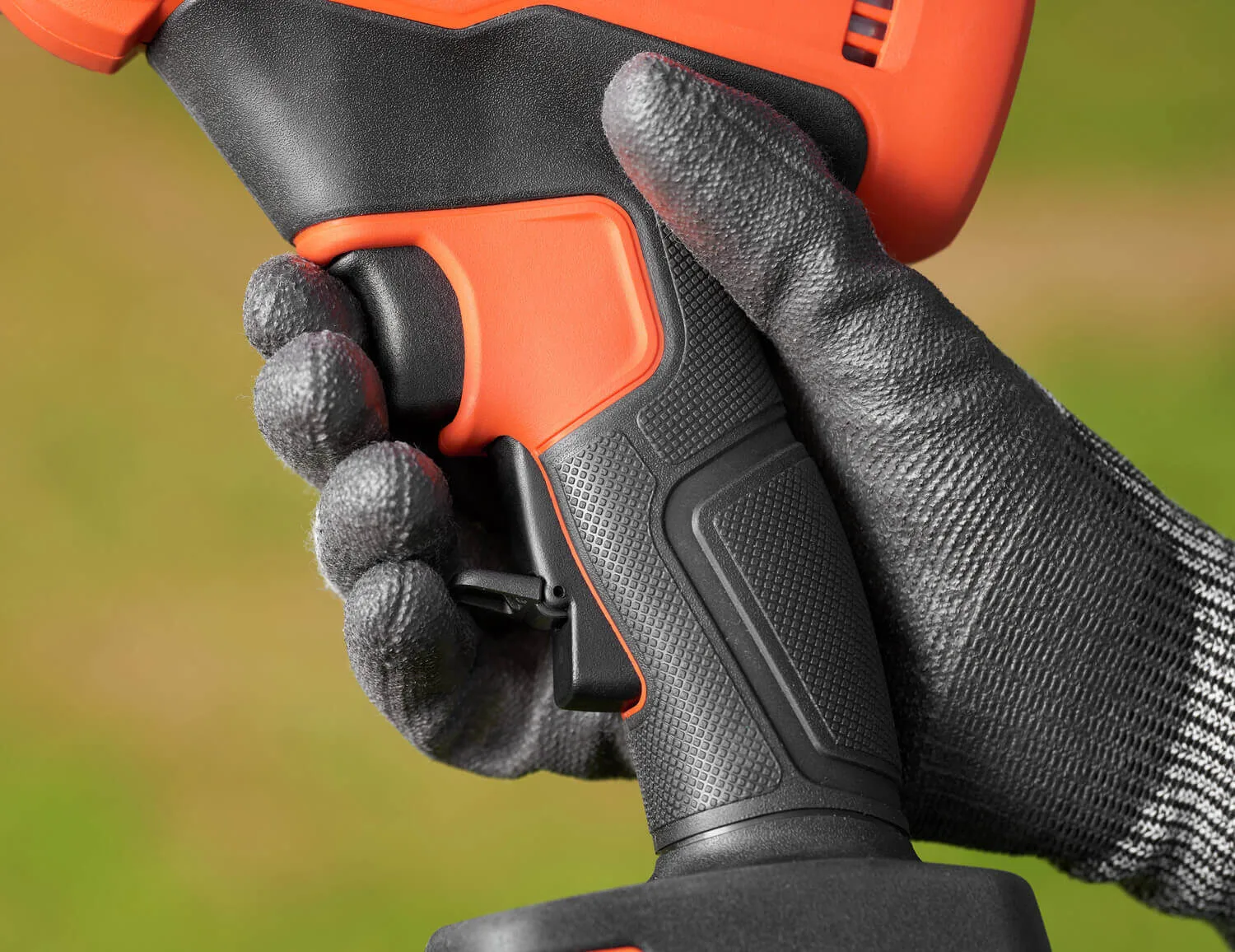 Аккумуляторные садовые ножницы BLACK+DECKER BCPP18B.