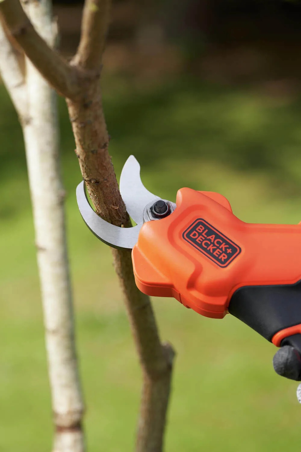 Аккумуляторные садовые ножницы BLACK+DECKER BCPP18D1