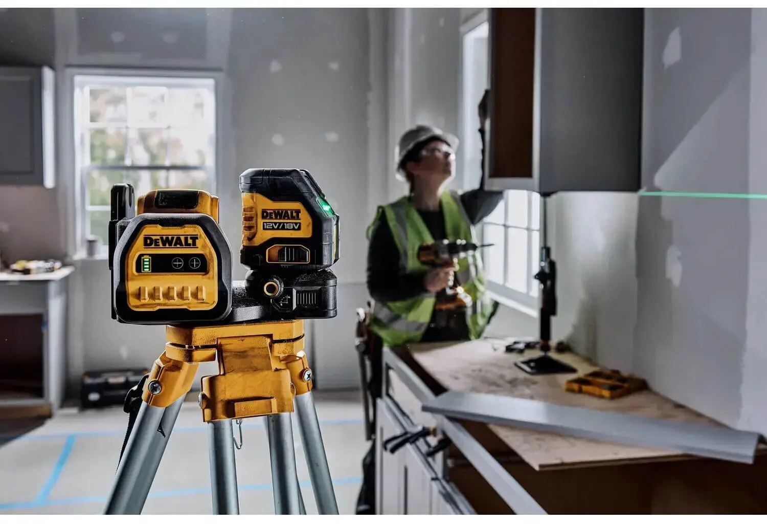 Лазерный линейный уровень DeWALT DCE088D1G18