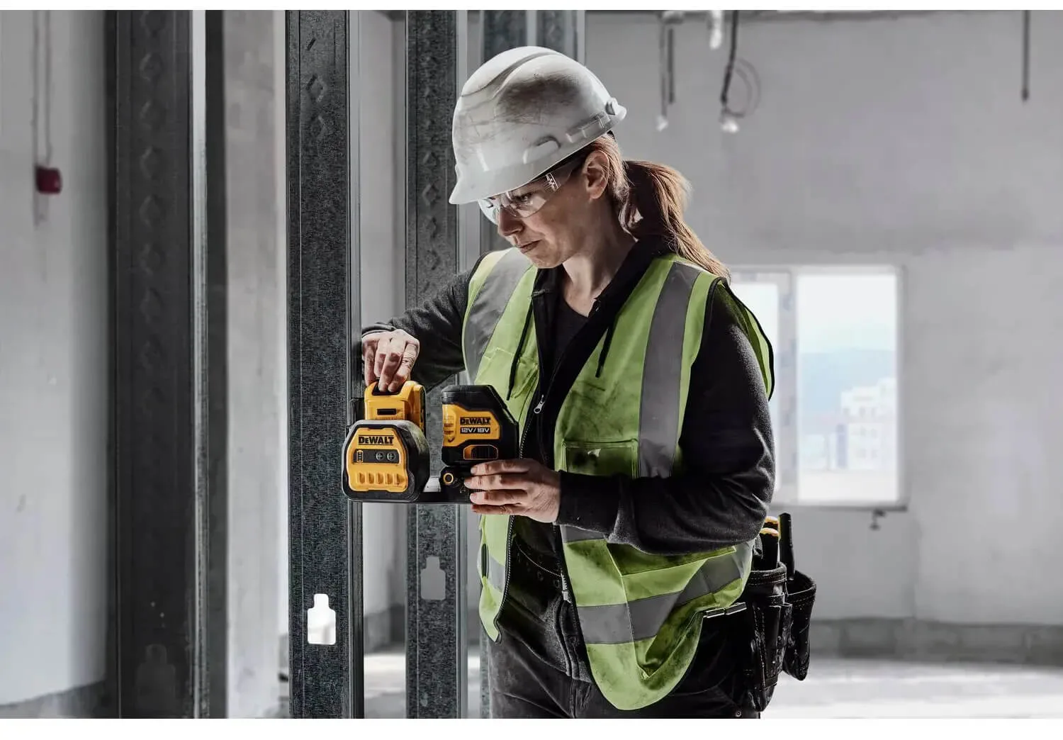 Лазерный линейный уровень DeWALT DCE088D1G18