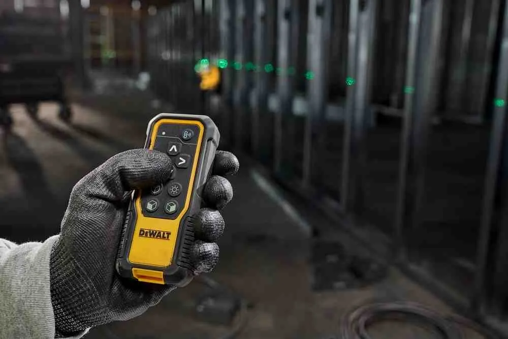 Лазерный линейный уровень DeWALT DCLE34035D1