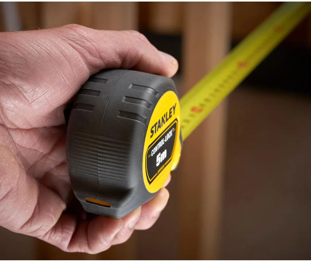Измерительная рулетка CONTROL-LOCK длиной 5 м, шириной 25 мм, в резиновом корпусе, с двойной шкалой STANLEY STHT37239-3.
