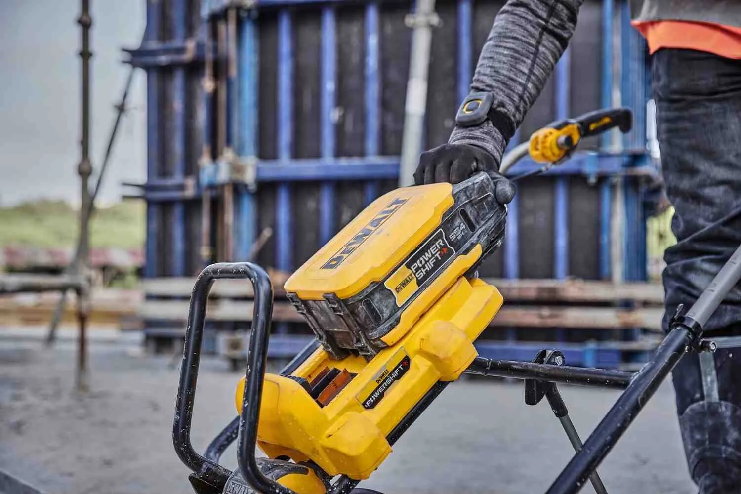 Аккумуляторная виброрейка POWERSHIFT DeWALT DCPS330N