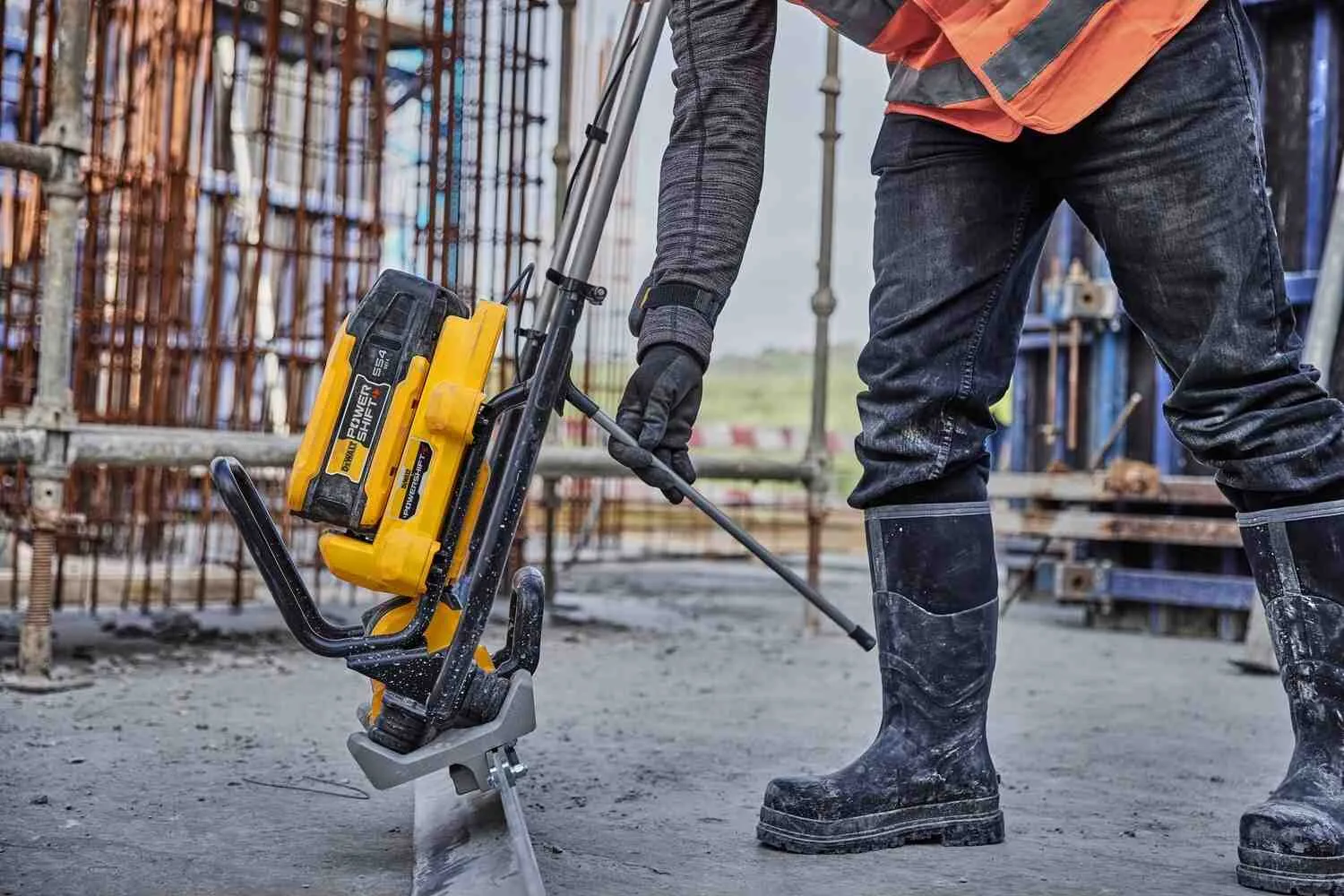 Аккумуляторная виброрейка POWERSHIFT DeWALT DCPS330N