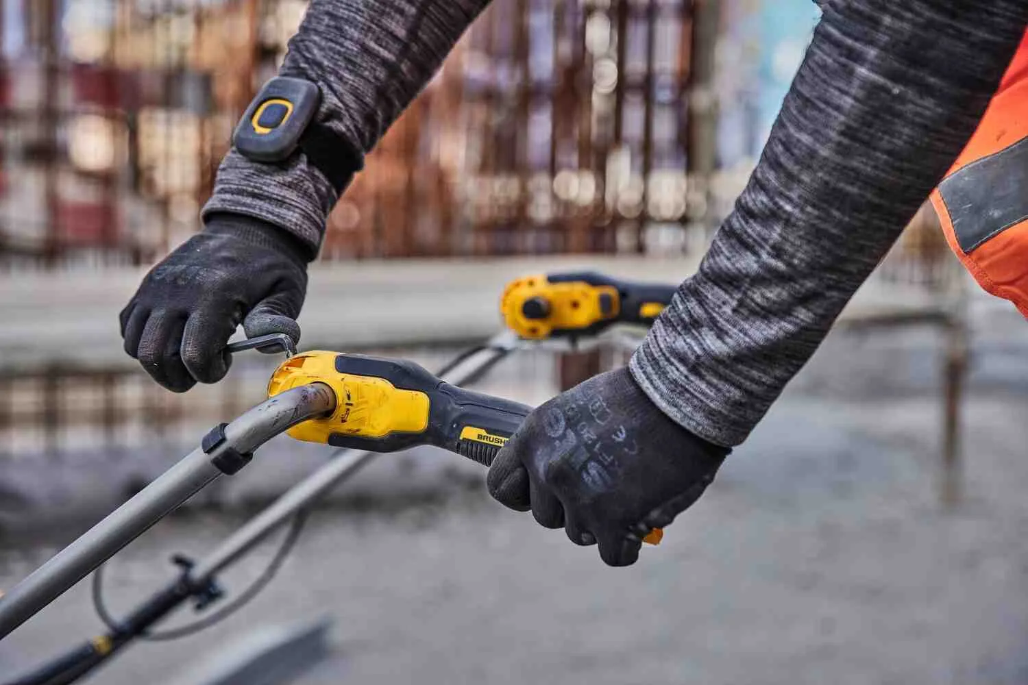 Аккумуляторная виброрейка POWERSHIFT DeWALT DCPS330N