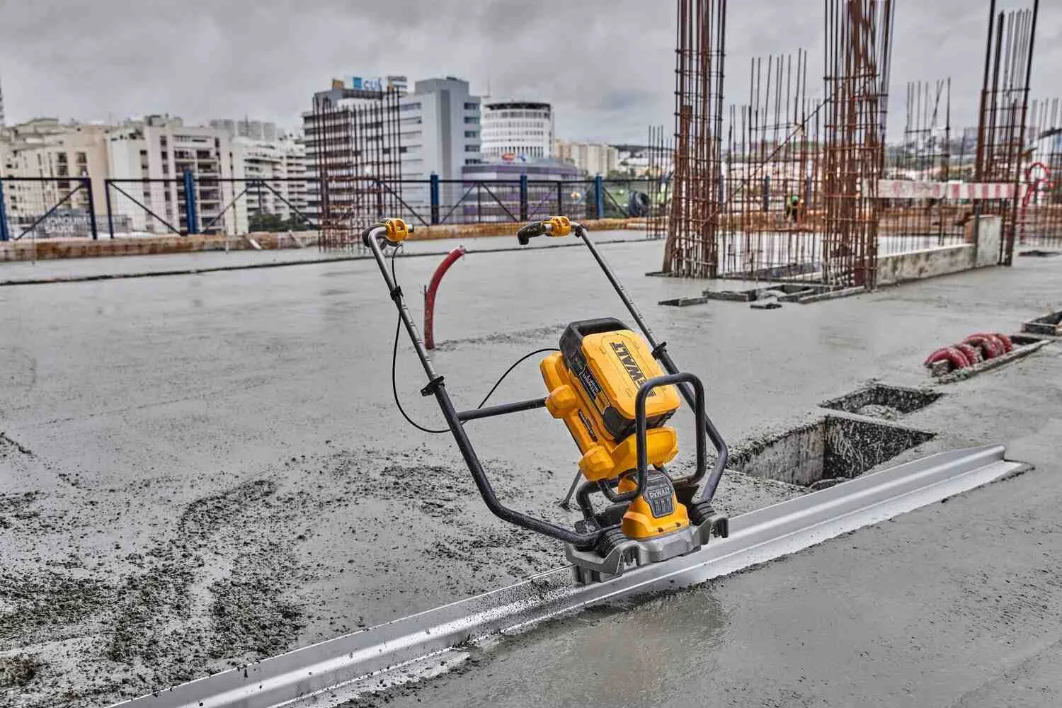 Аккумуляторная виброрейка POWERSHIFT DeWALT DCPS330N