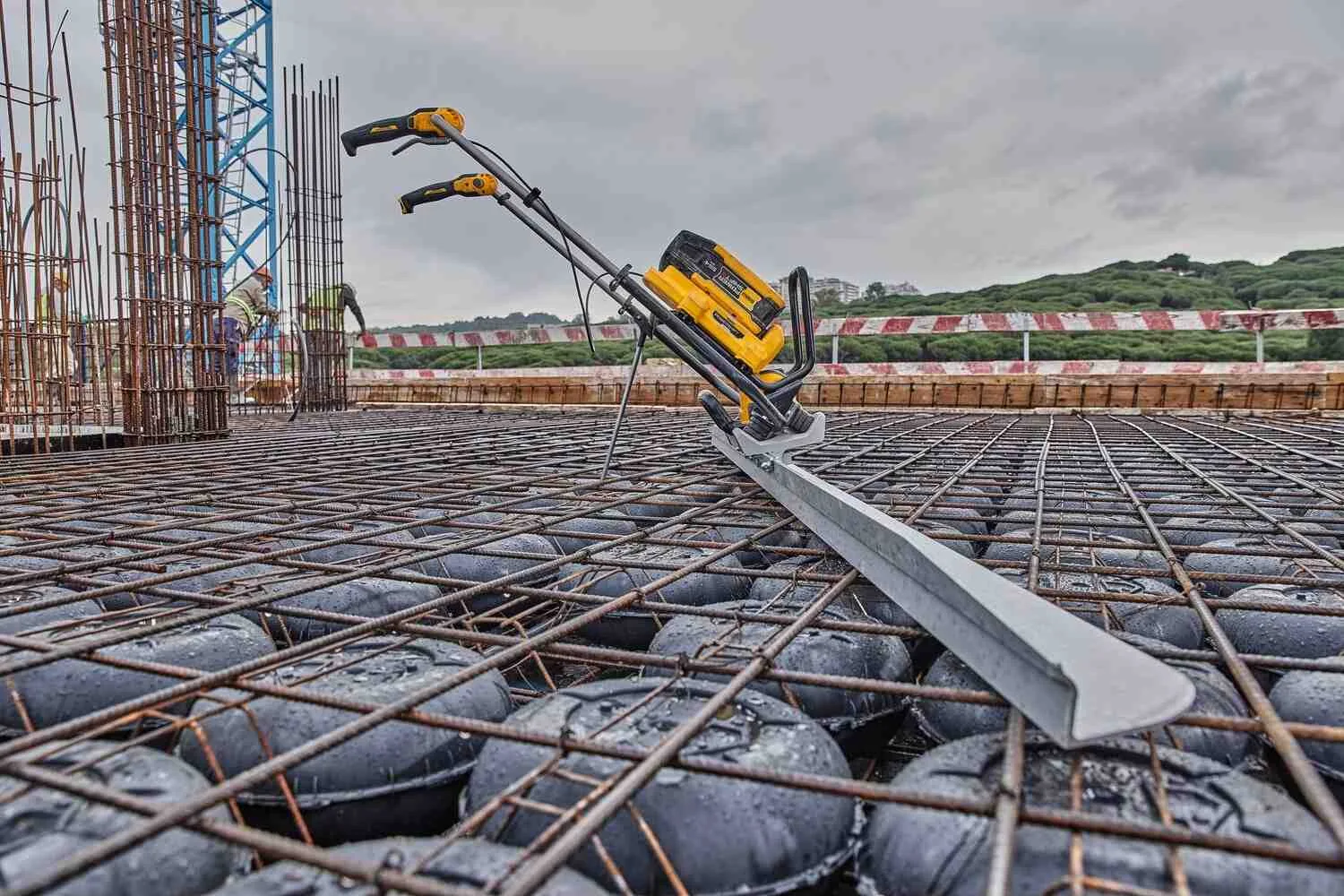 Аккумуляторная виброрейка POWERSHIFT DeWALT DCPS330N