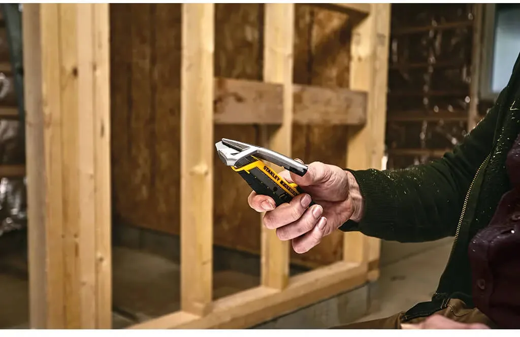 Нож FatMax Integrated Snap Knife длиной 165 мм с лезвием шириной 18 мм с отламывающимися сегментами STANLEY FMHT10594-0