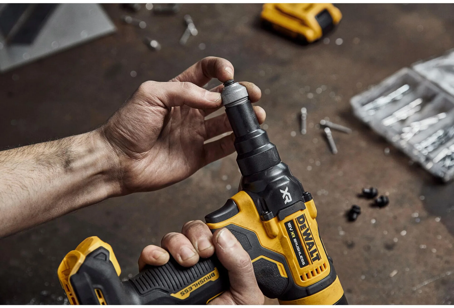 Аккумуляторный заклепочник DeWALT DCF403E1GT без щеток