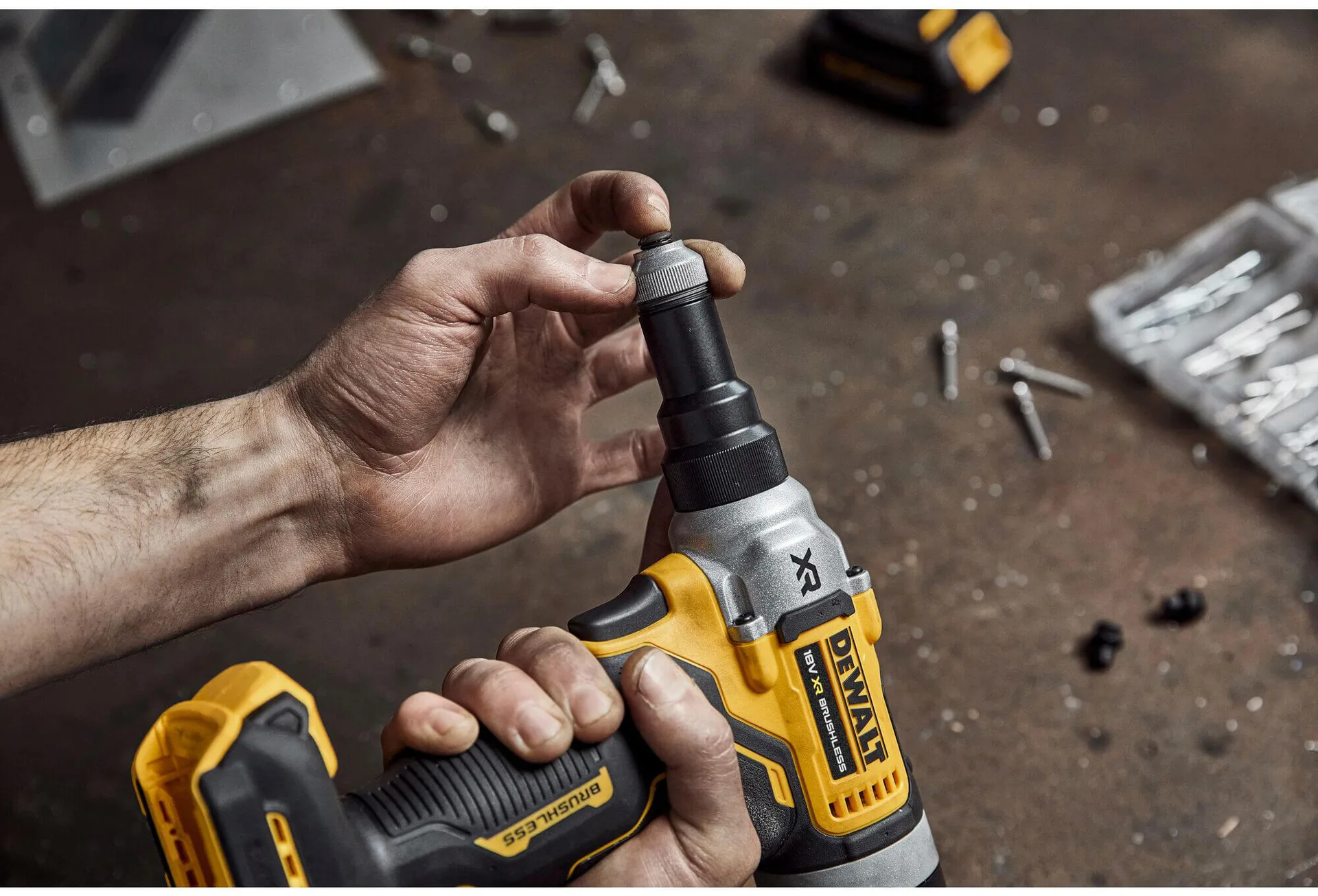 Аккумуляторный заклепочник DeWALT DCF414E2GT без щеток
