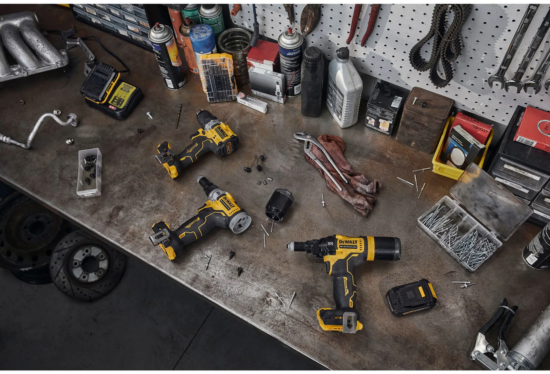 Аккумуляторный заклепочник DeWALT DCF414E2GT без щеток