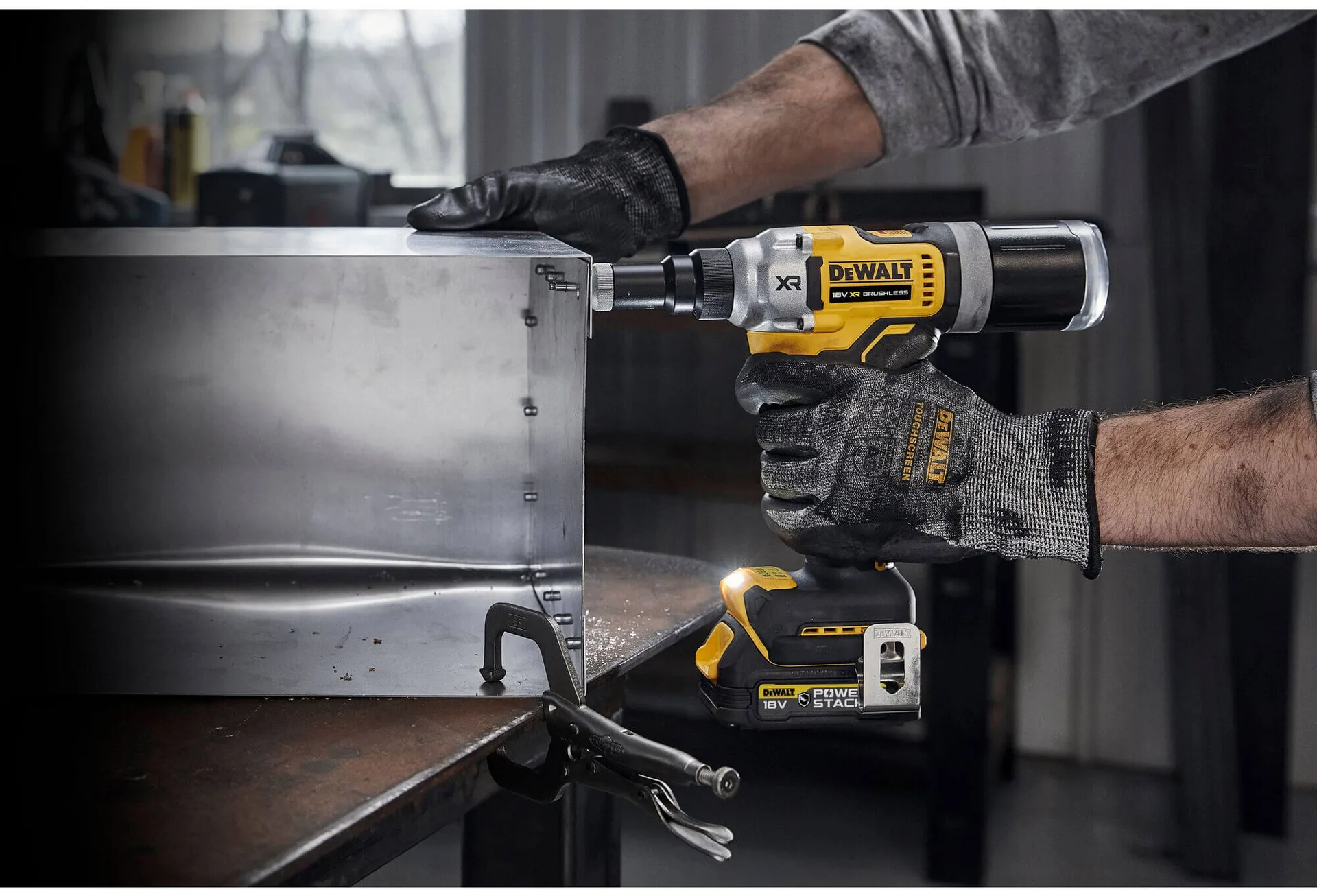 Аккумуляторный заклепочник DeWALT DCF414NT без щеток.