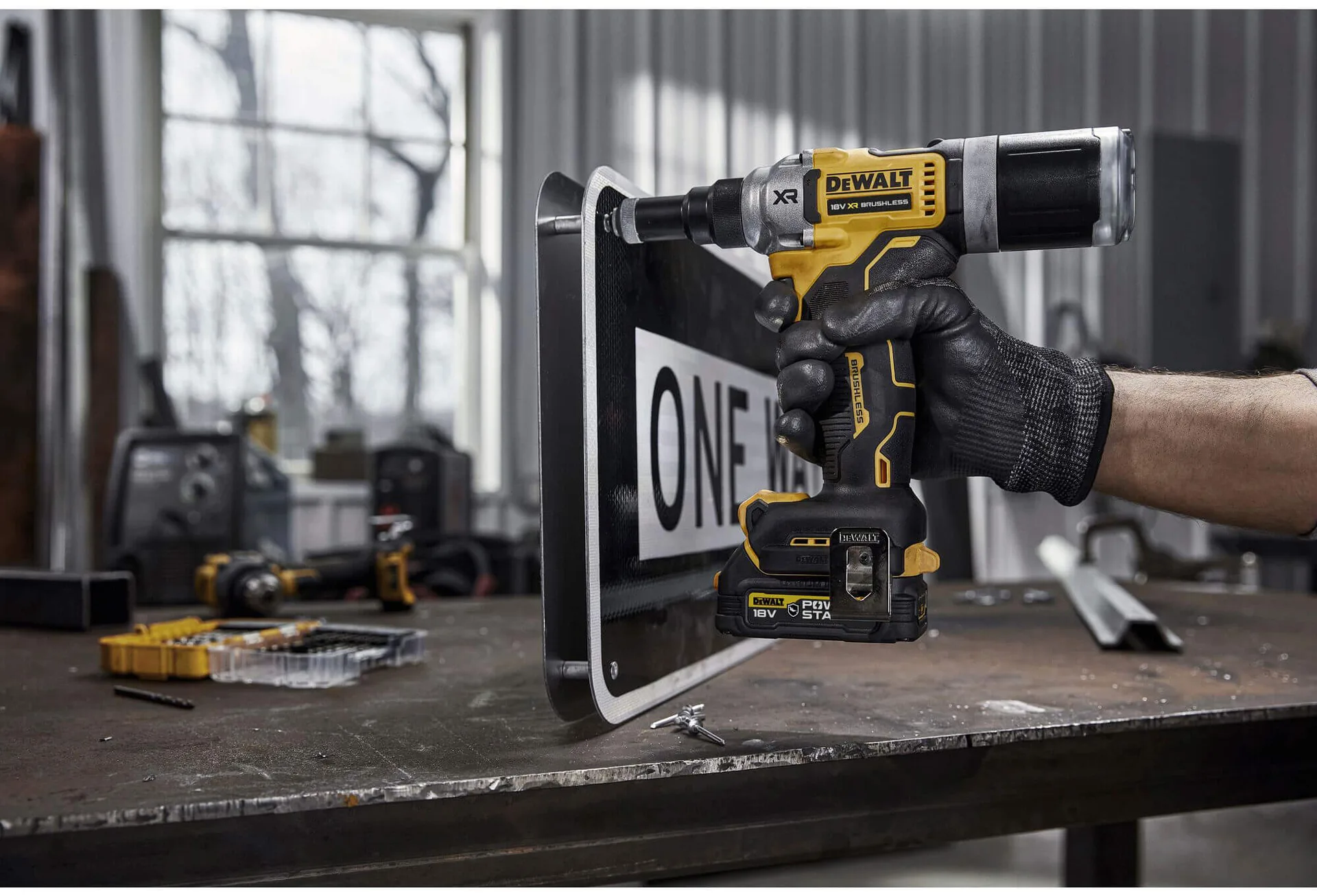 Аккумуляторный заклепочник DeWALT DCF414NT без щеток.