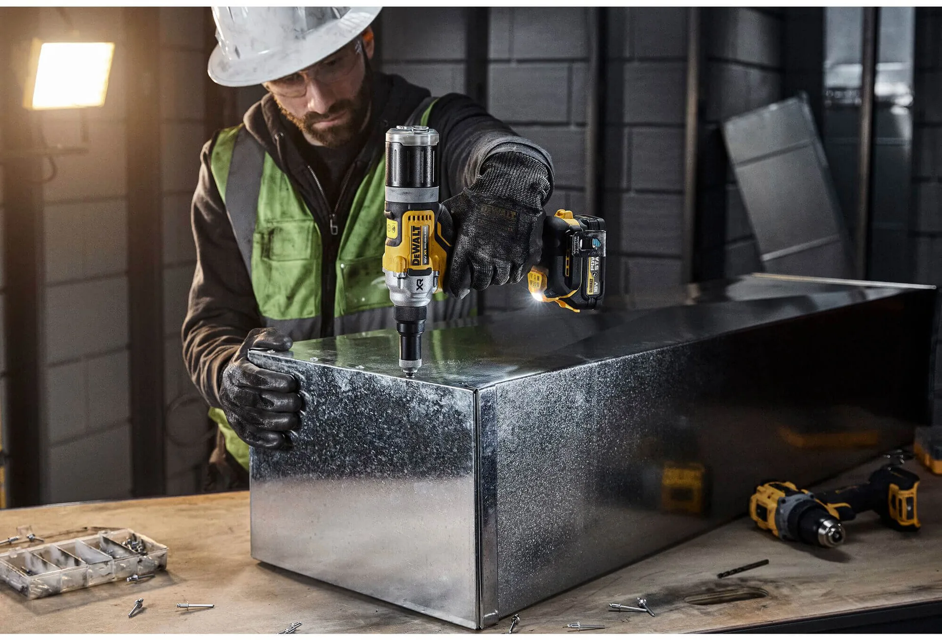 Аккумуляторный заклепочник DeWALT DCF414NT без щеток.